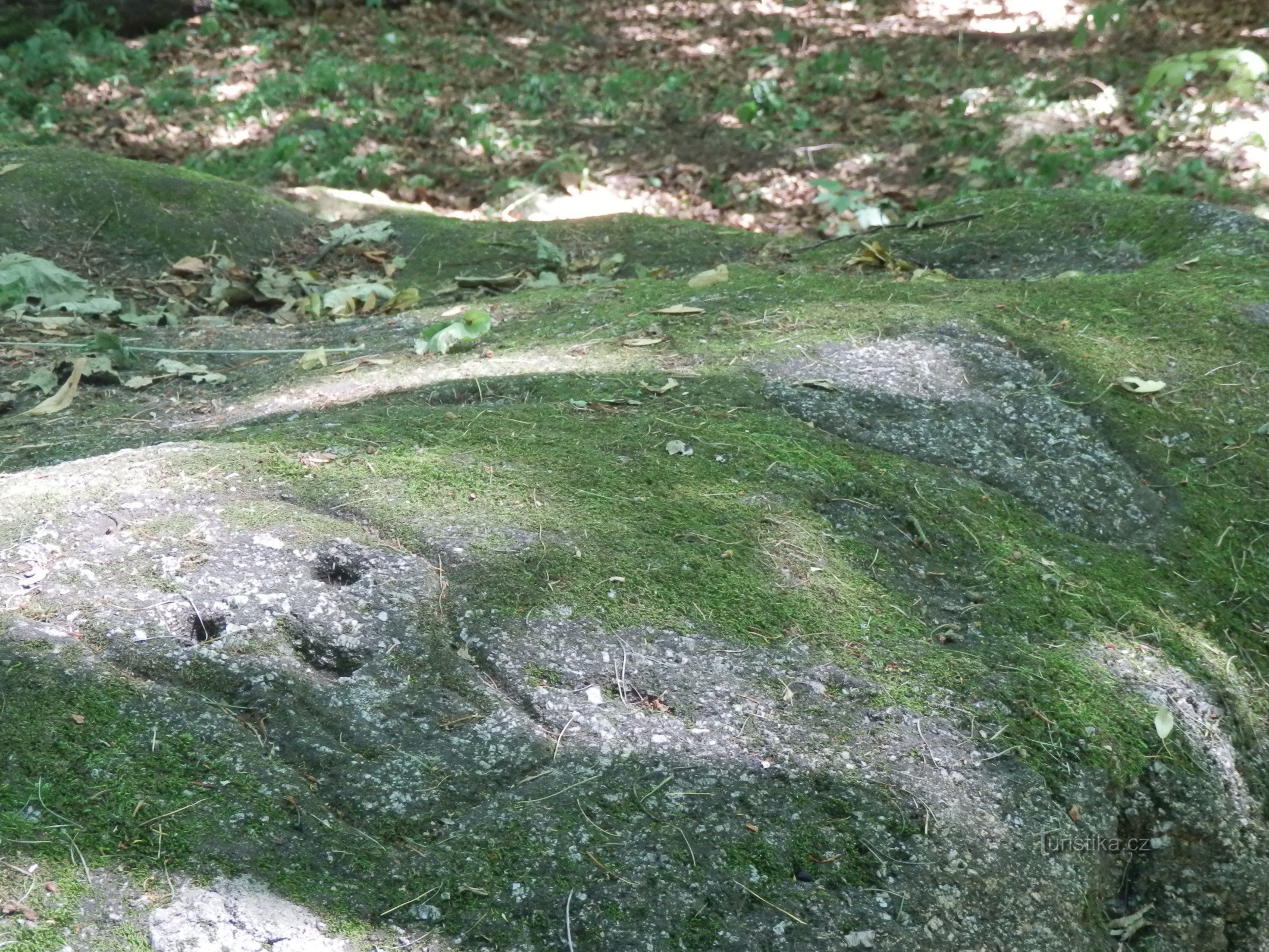 inleidende foto: Velký Mehelník - mysterieuze schedels uitgehouwen in de rots aan de top