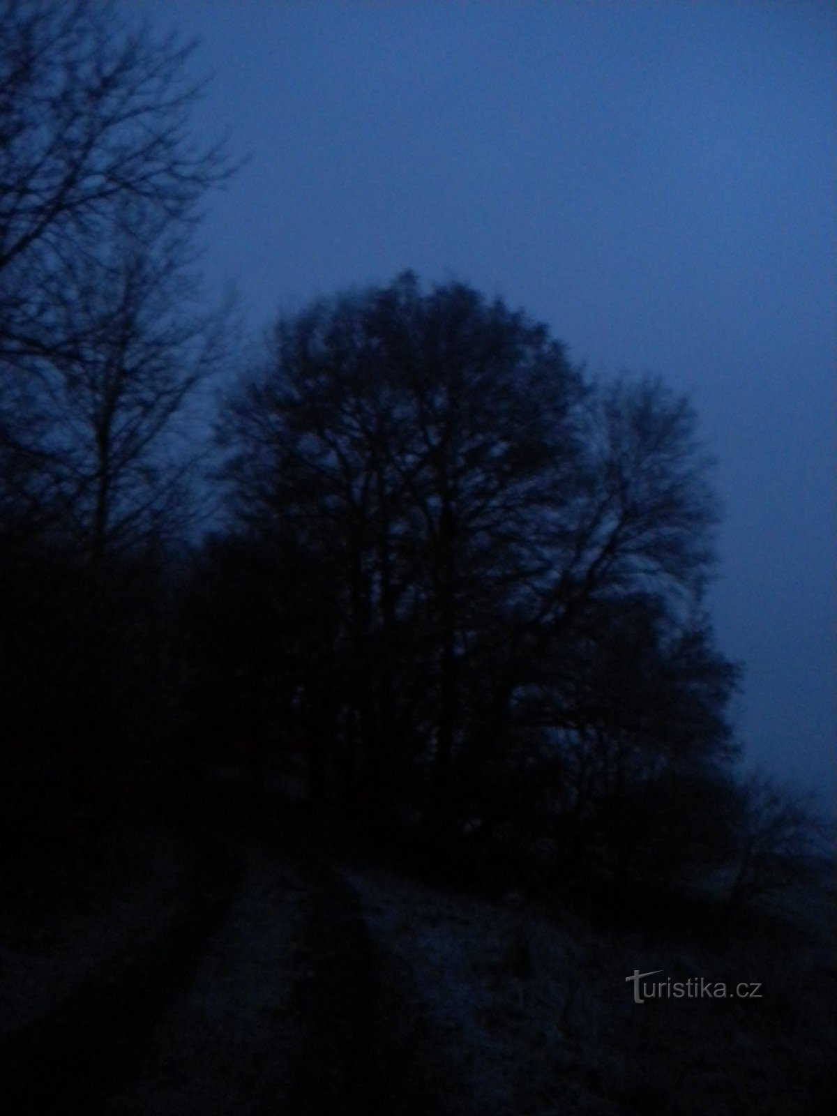 Está amanhecendo lentamente. Da estrada de Paško Pole para Milešovka.