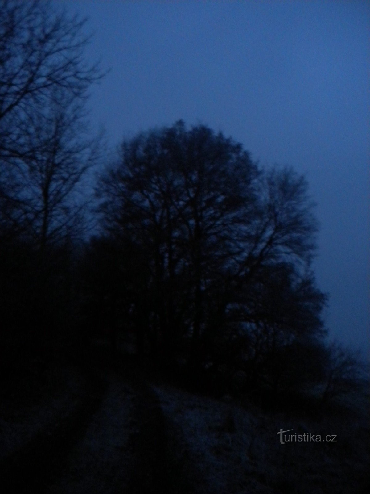 Es dämmert langsam. Von der Straße von Paško Pole nach Milešovka.