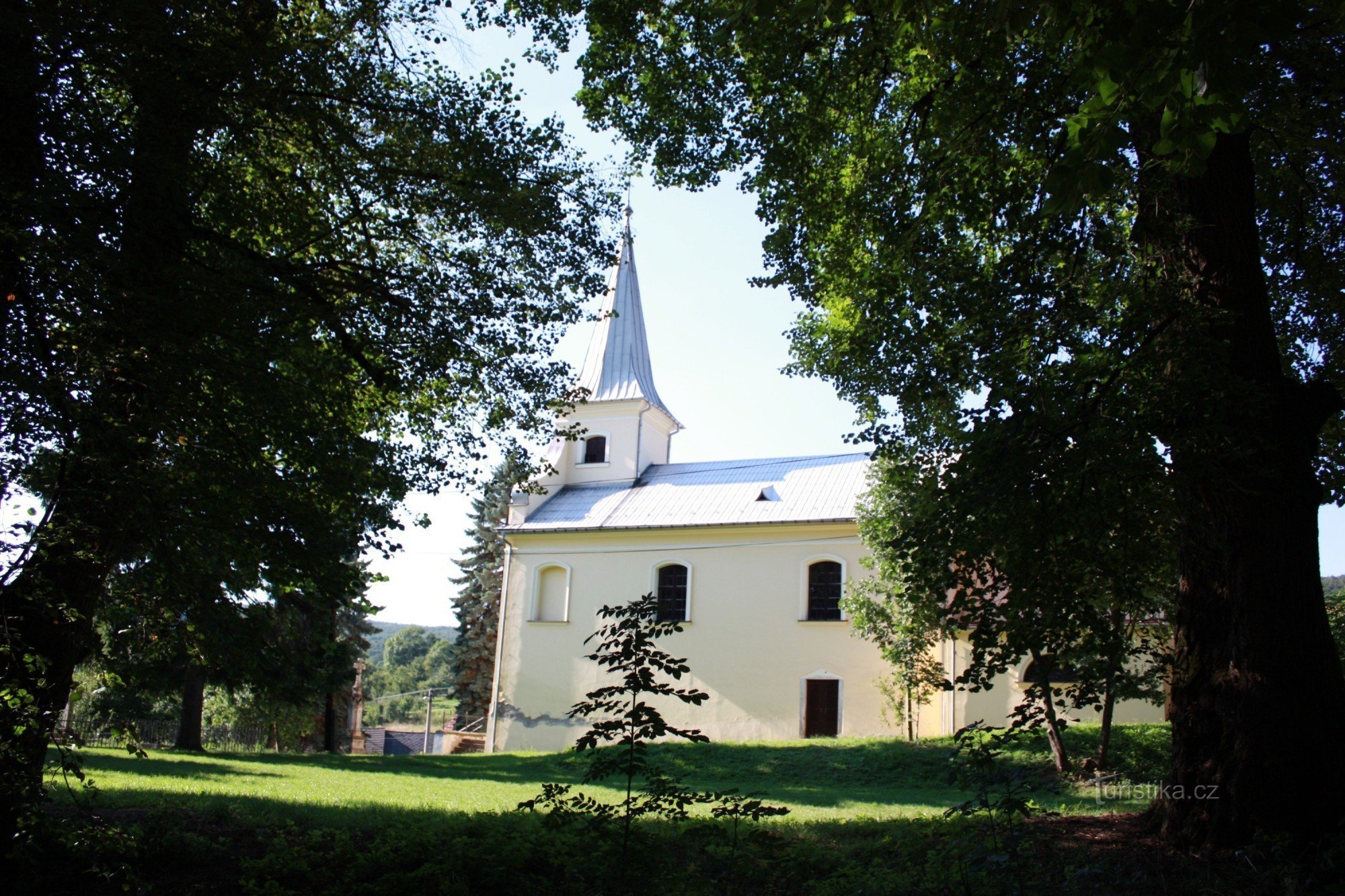 Perto do castelo está a igreja de St. Lírio