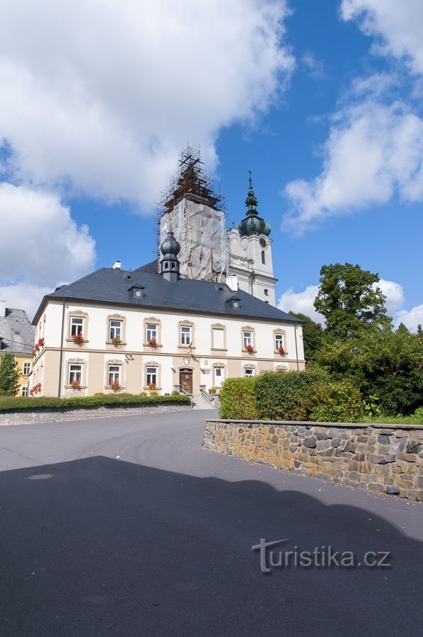 Em Budišov, a igreja está sobre andaimes