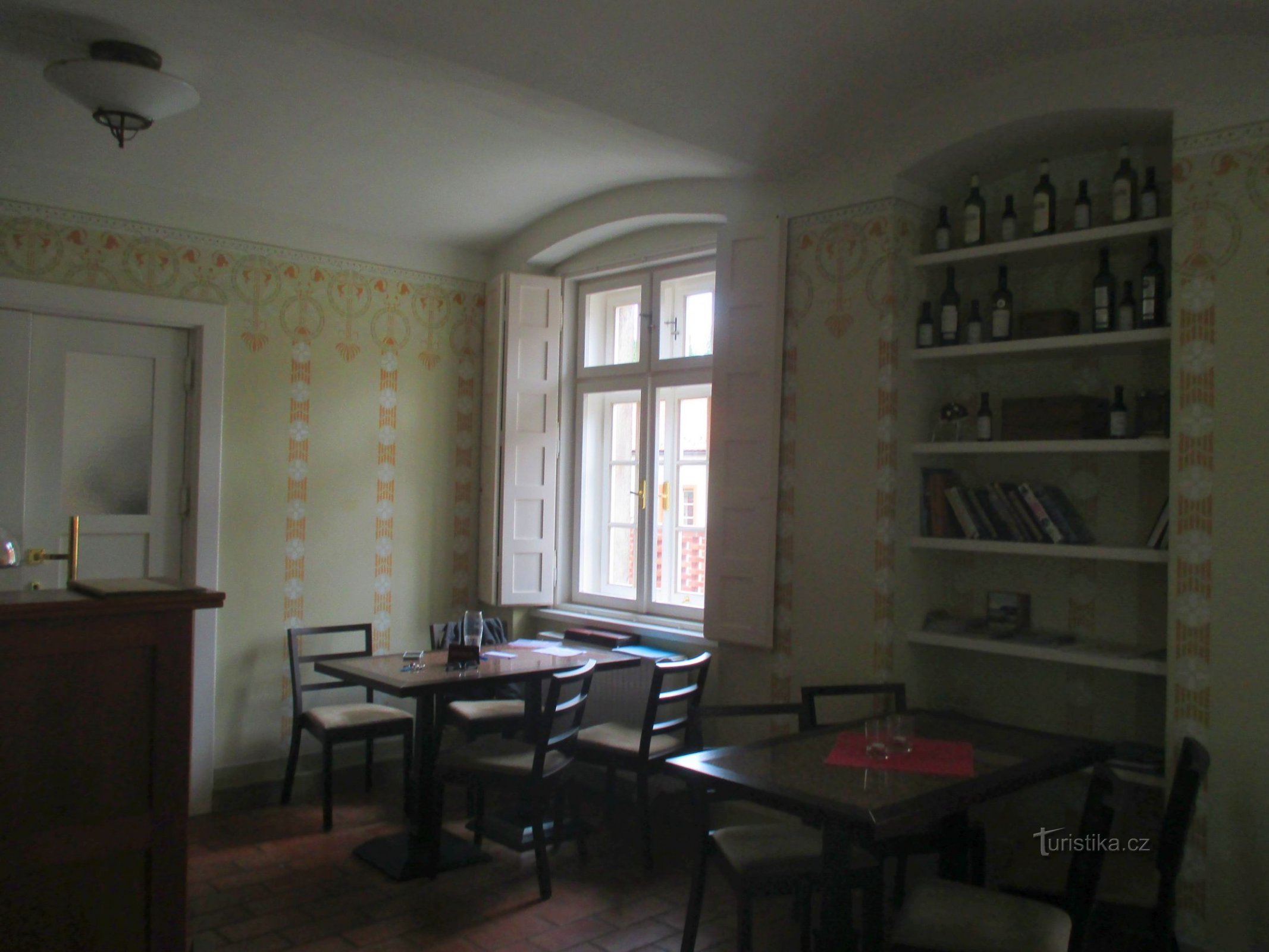Synagogue Café nằm trong một căn hộ của giáo sĩ Do Thái trước đây với nội thất đã được tân trang lại một cách trung thực.