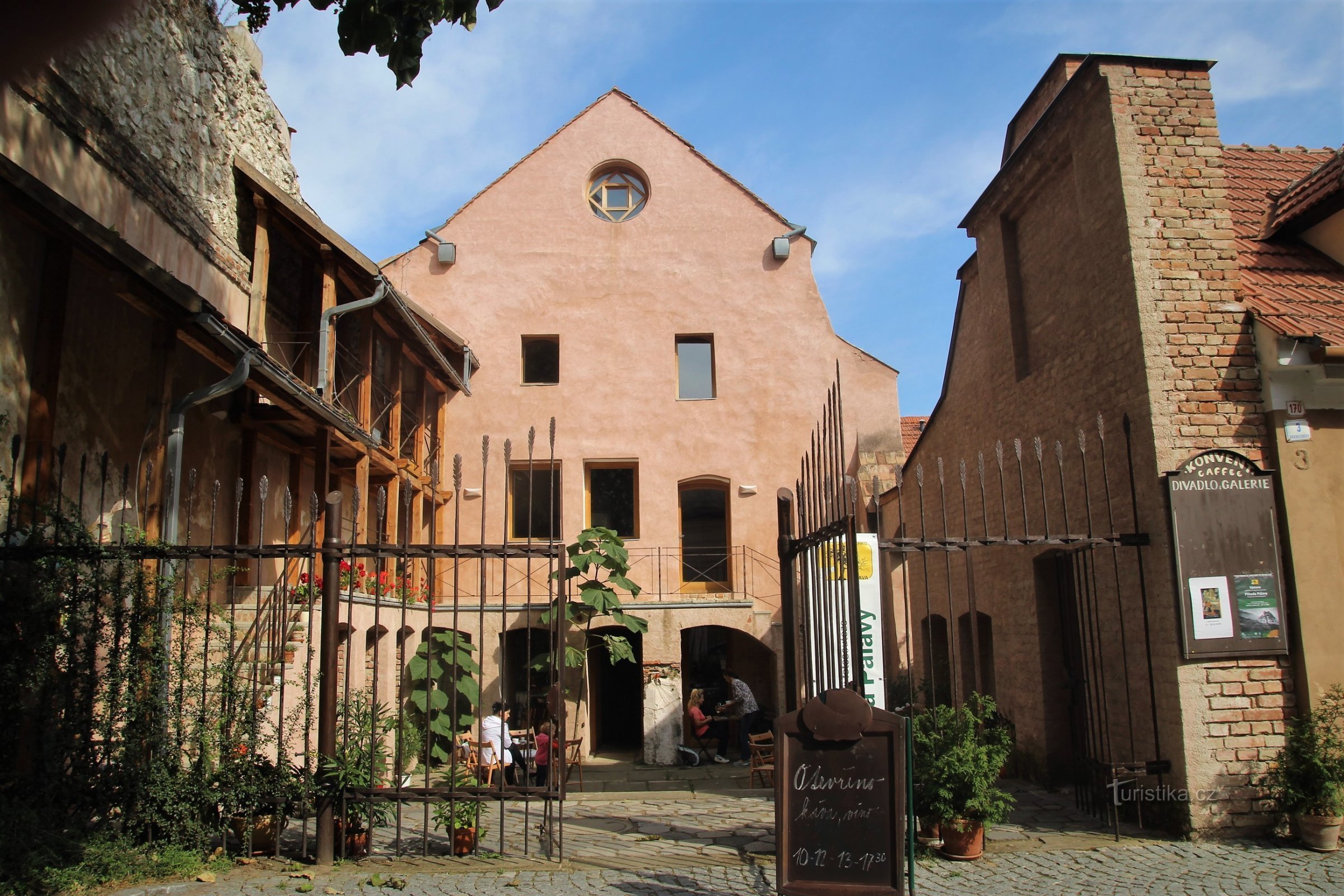 In het gedeeltelijk bewaard gebleven pand van de kerk van St. Vavřine herbergt tegenwoordig de Konvent-galerij