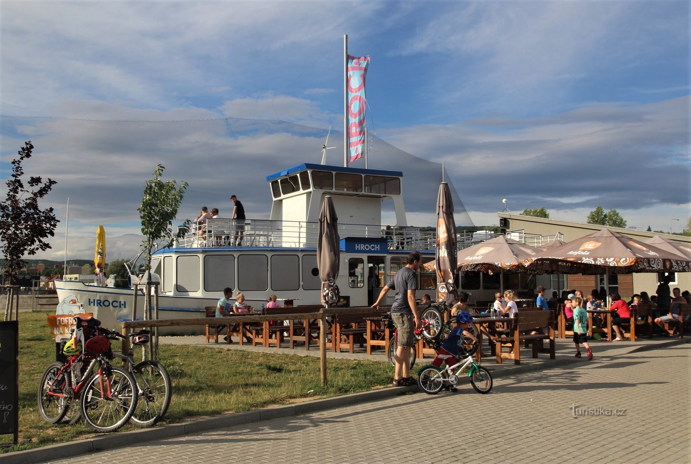 U središtu kompleksa nalazi se parobrod Hroch koji služi kao sezonski bistro