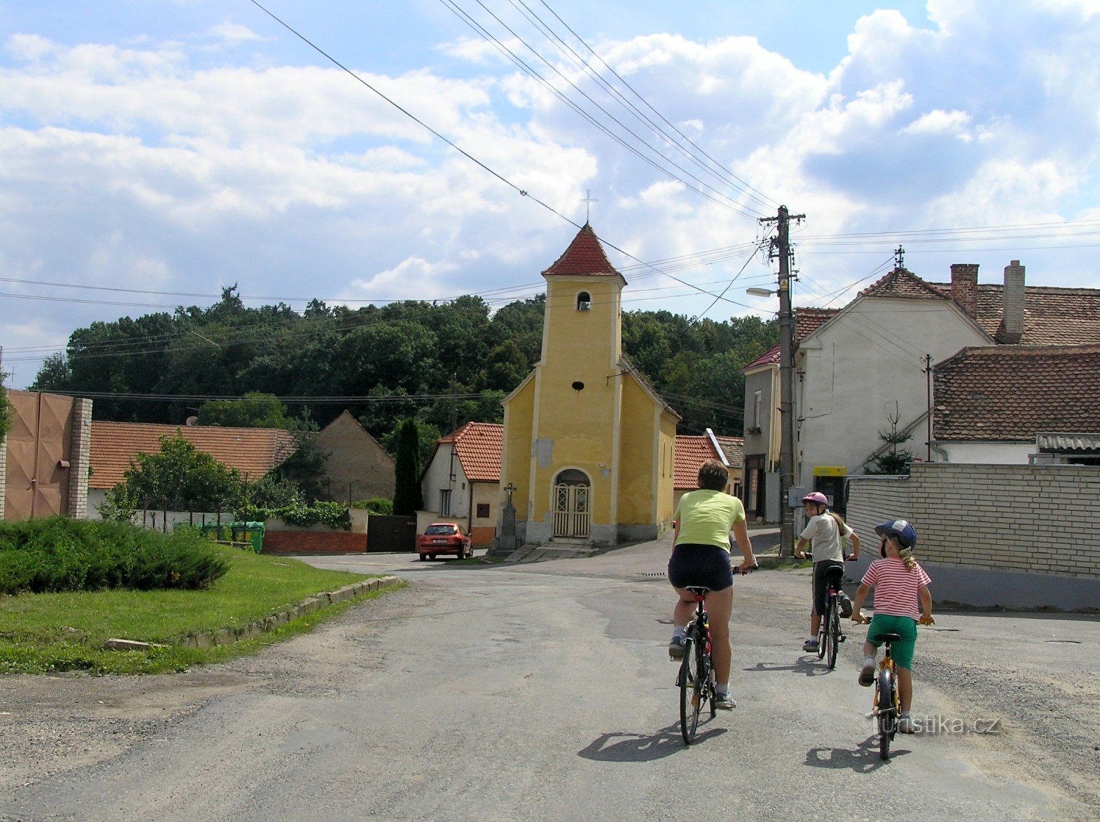 în centrul satului