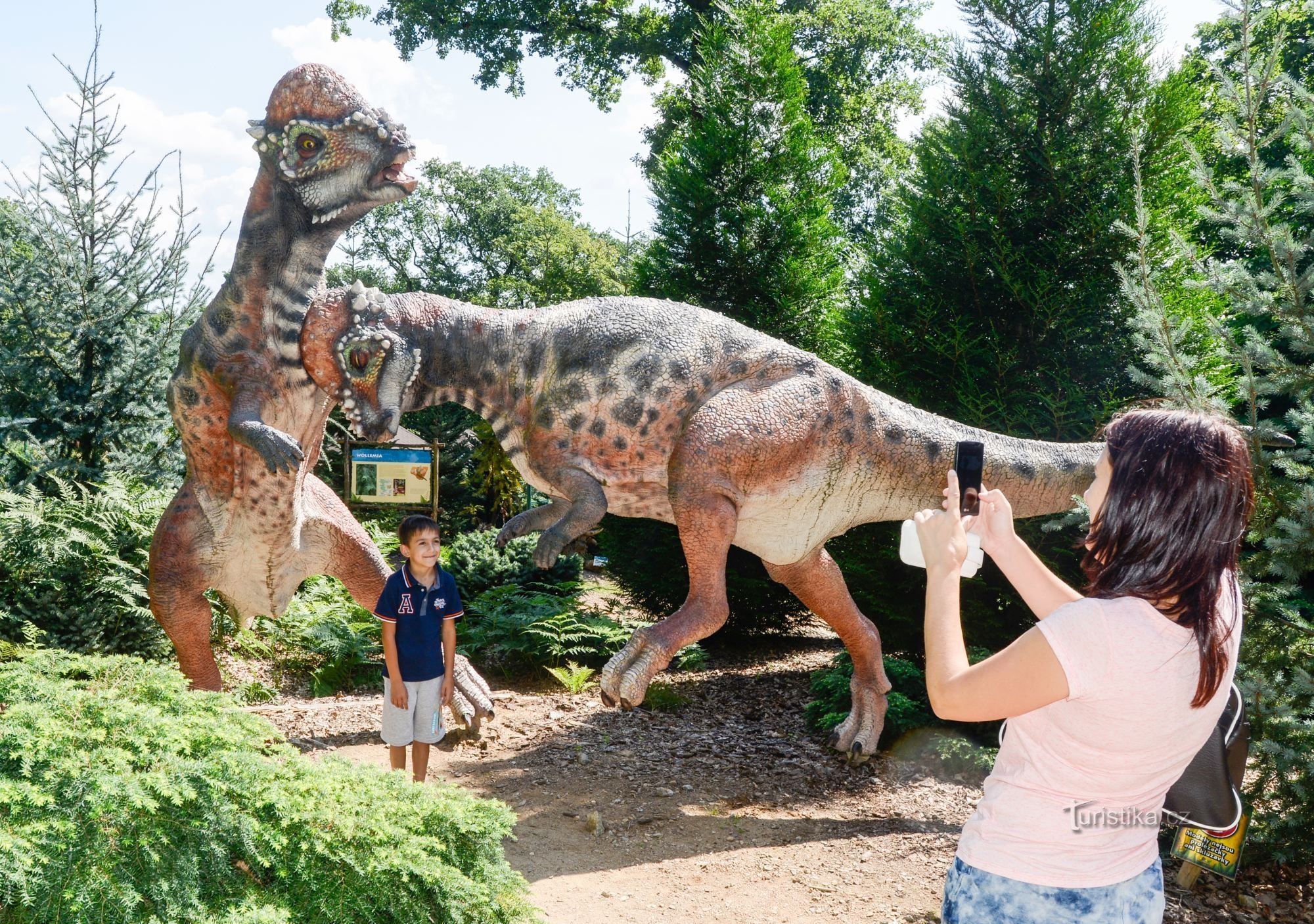 У Динопарку вас чекають гігантські моделі доісторичних ящерів.