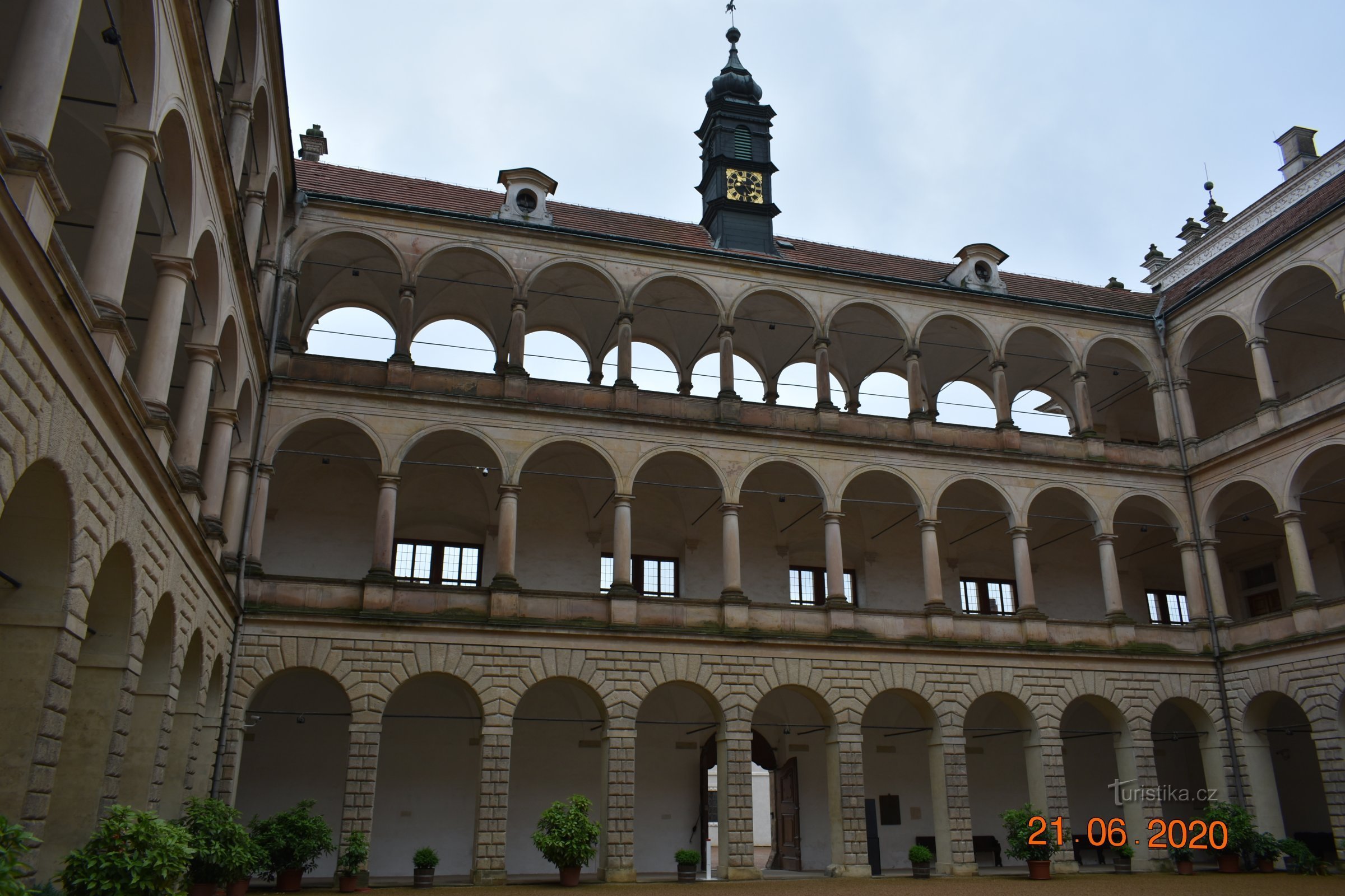 Durante las lluvias y máscaras en el castillo de Litomyšl