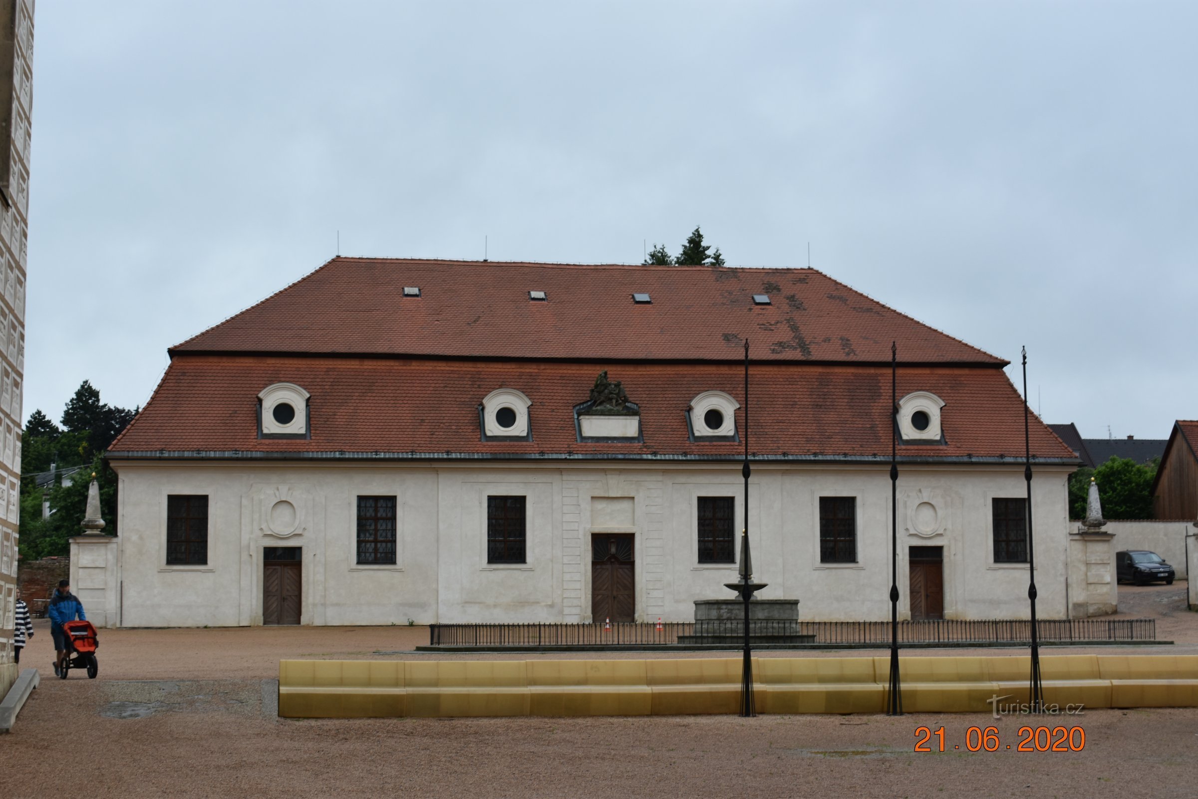 Tijdens de regen en de maskers op het kasteel van Litomyšl