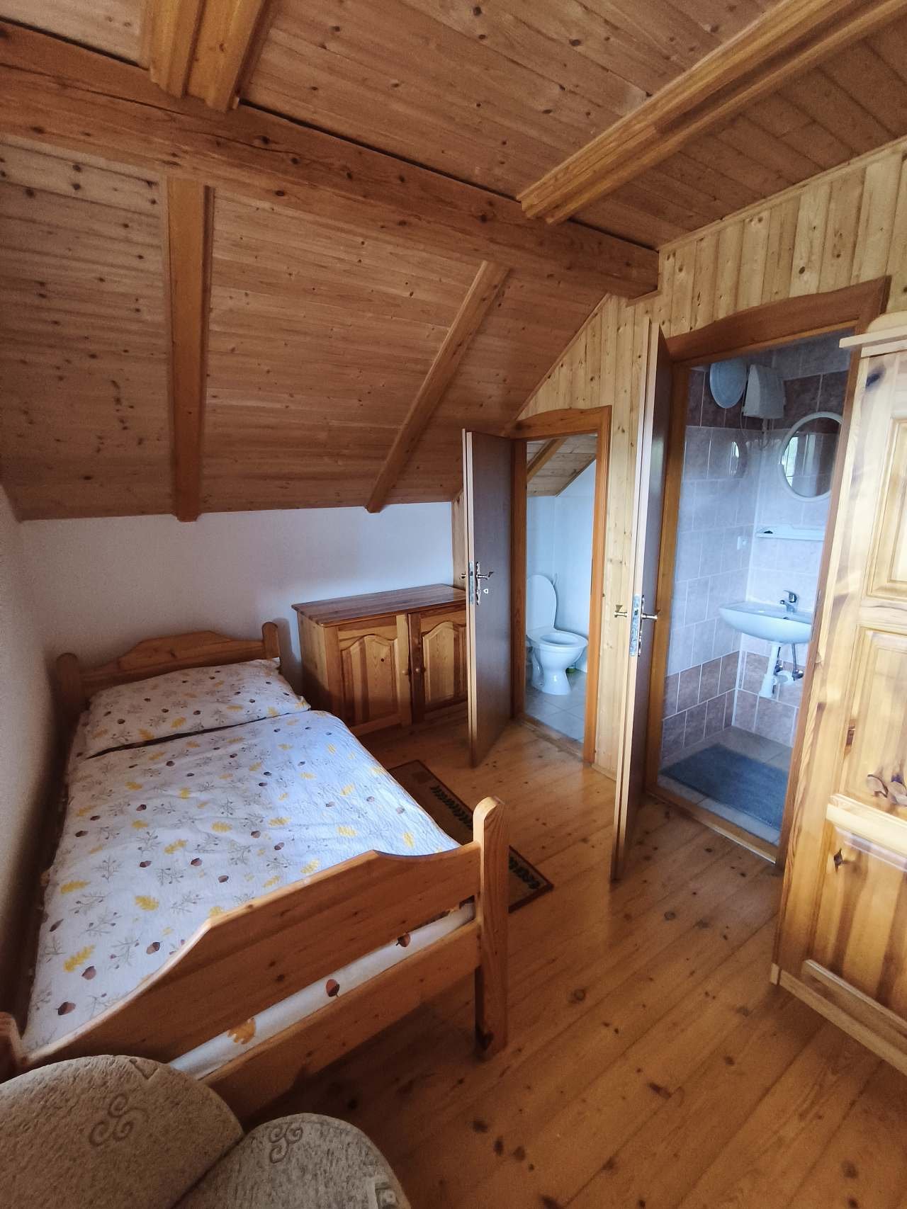 V horních pokojích je toaleta a koupelna se sprchovým koutem.