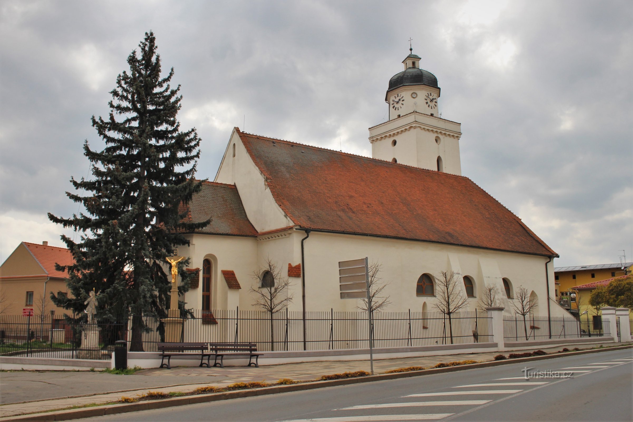 En el centro, la iglesia románica de St. Jacob el Viejo