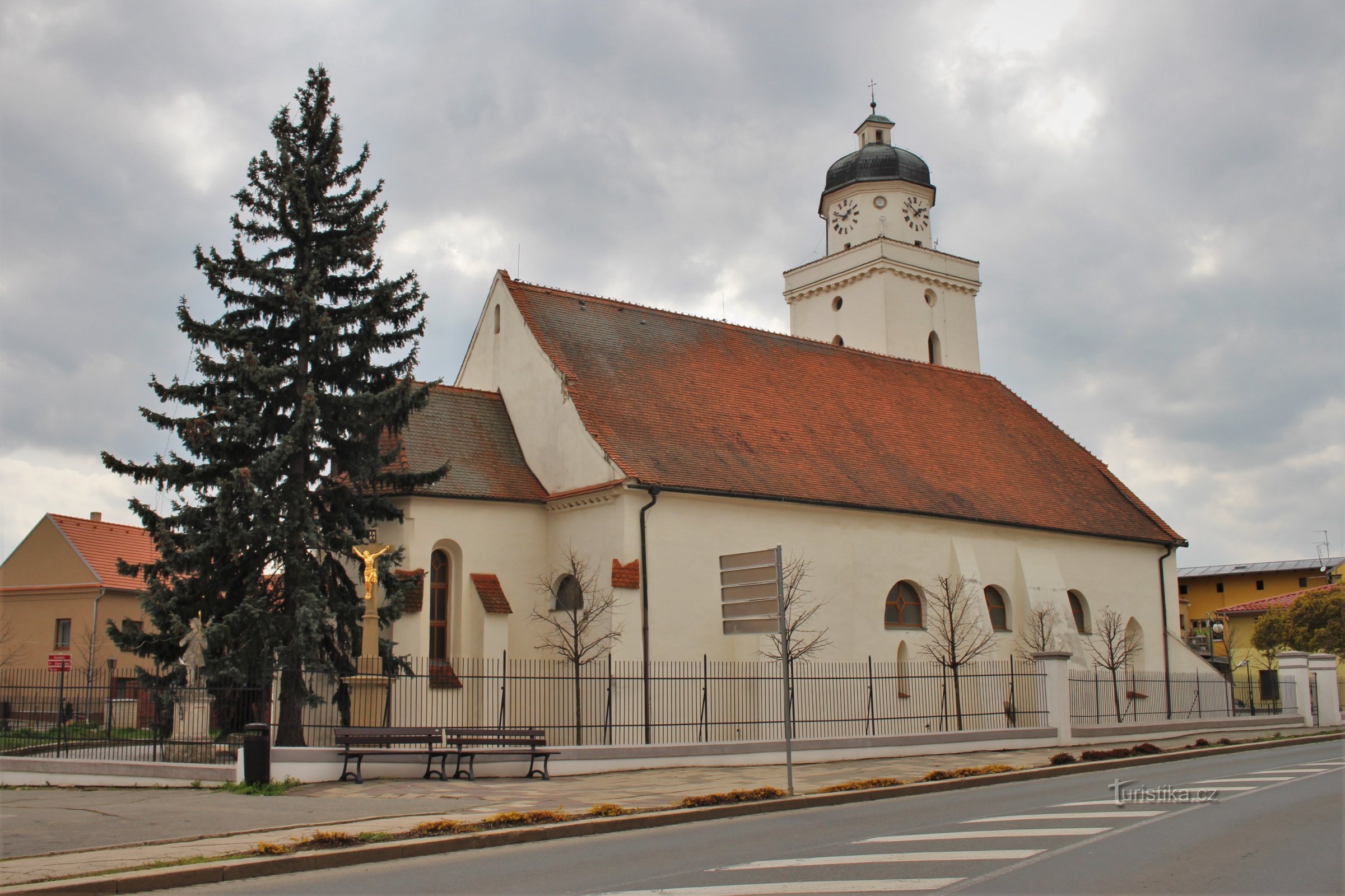 În miez, biserica romanică Sf. Iacov cel Bătrân