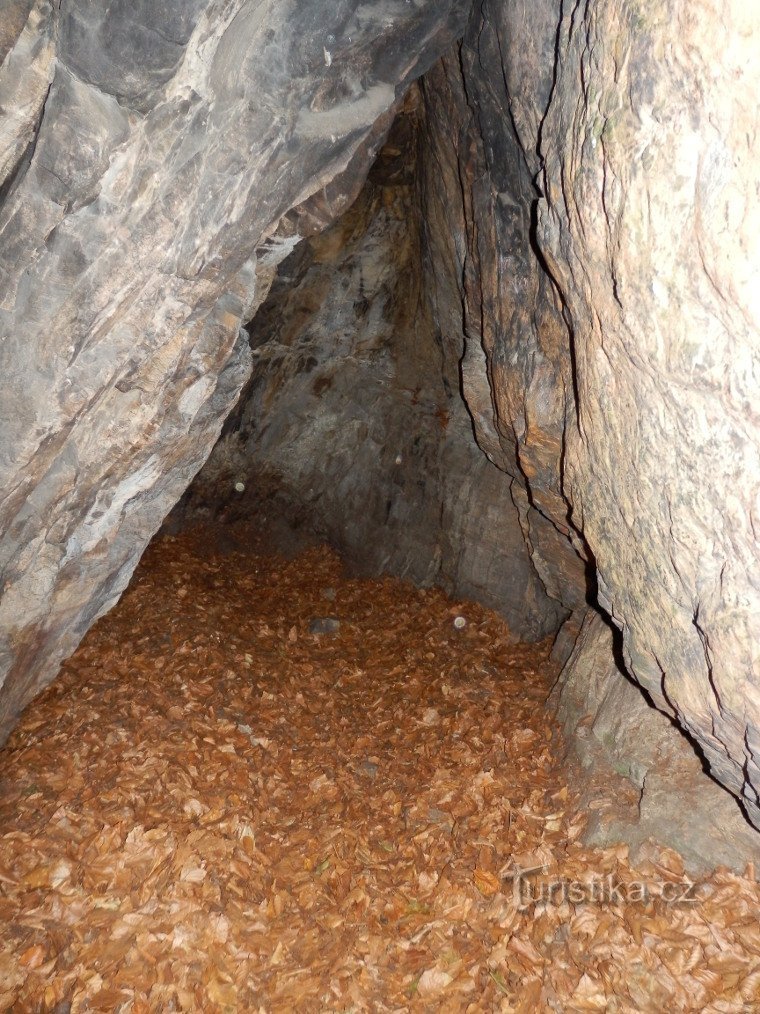 У печері