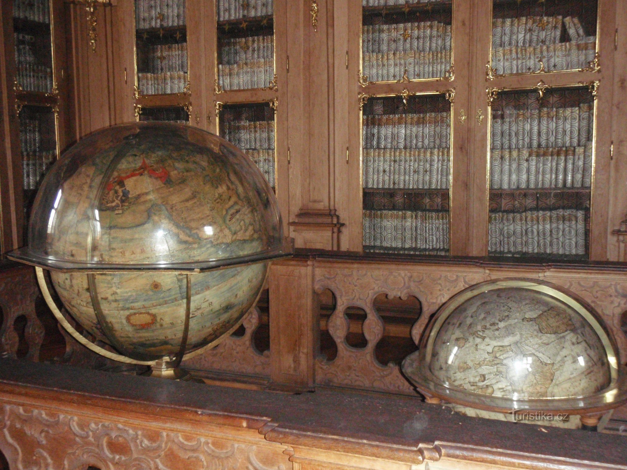 in de bibliotheek van het aartsbisschoppelijk kasteel