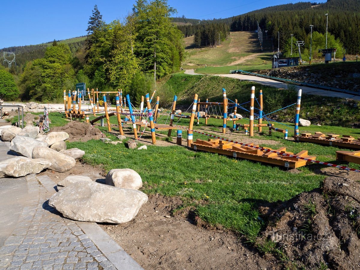 Em maio, o playground estava sendo concluído