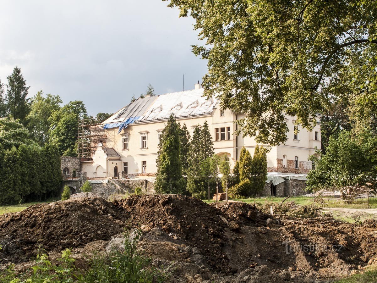 V létě 2013 ještě zbyla stará fasáda