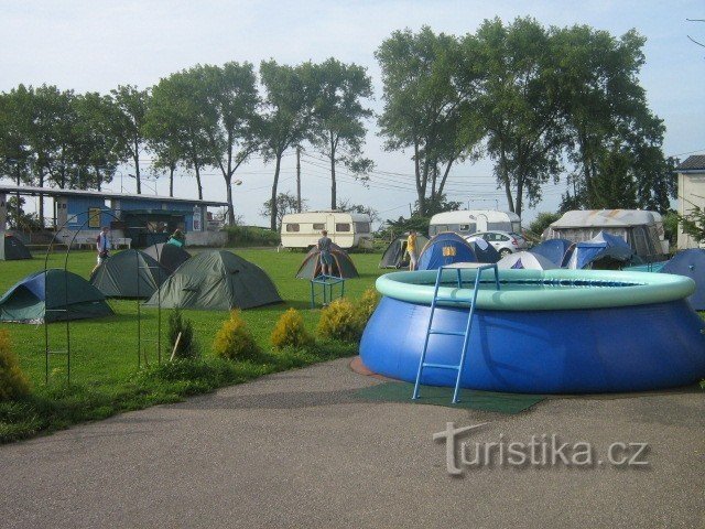 Une piscine est disponible en été