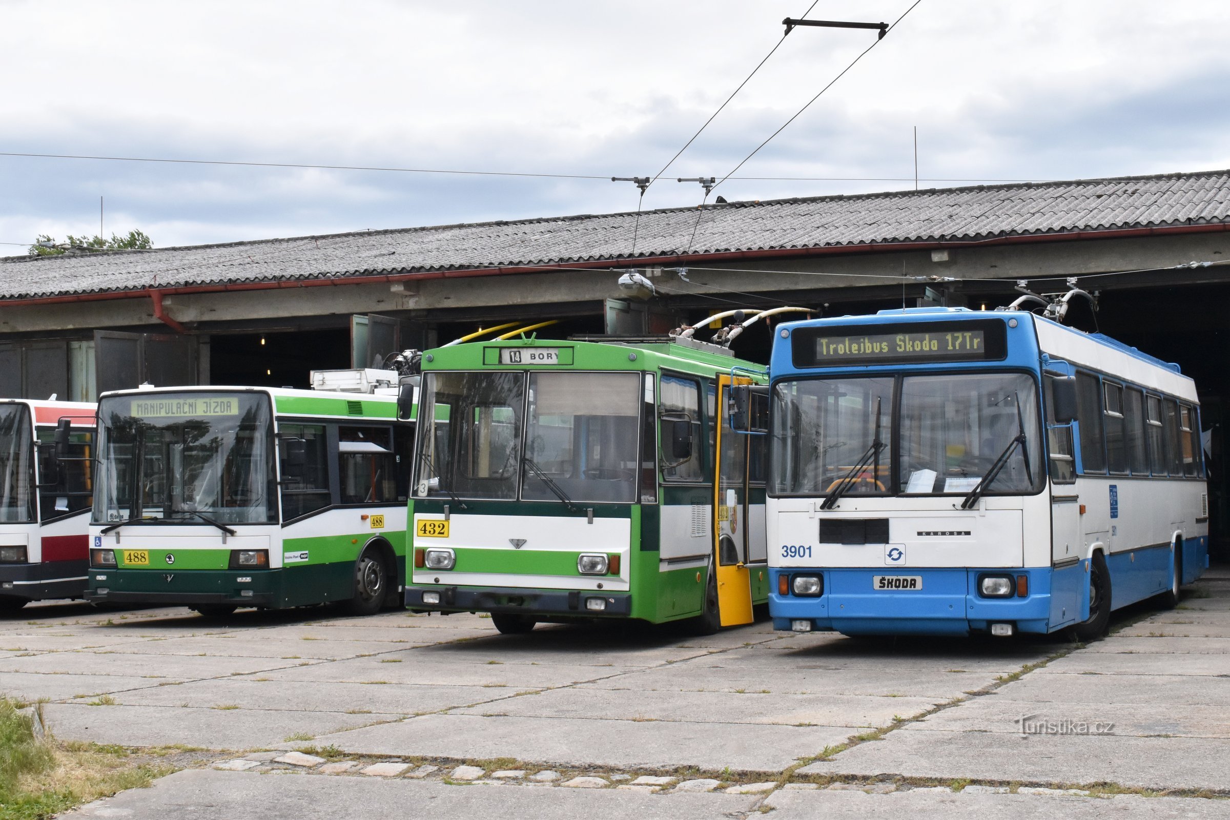 I museet kan du se en række trolleybusser, hovedsageligt fra Pilsen, en bil kommer også fra