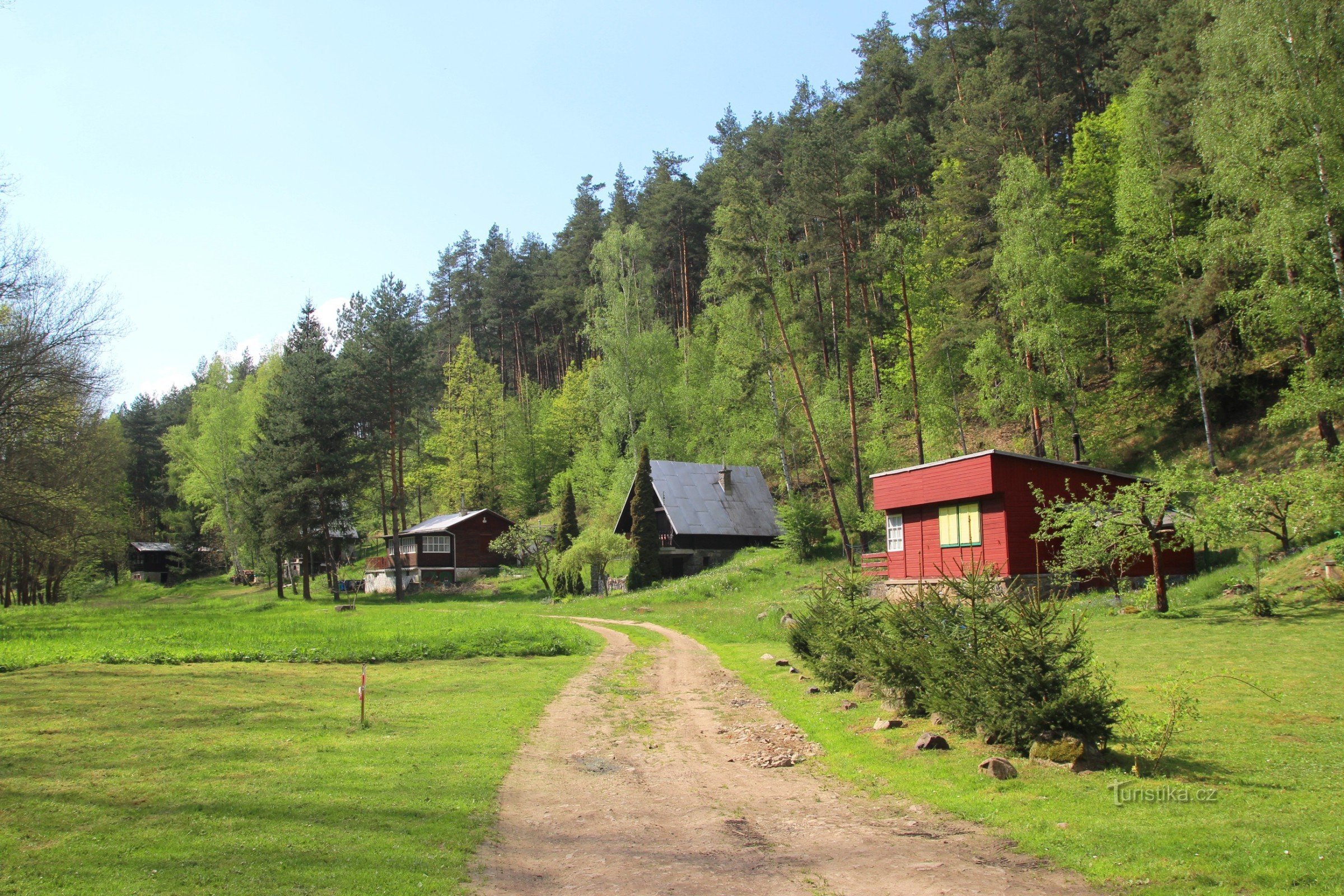 U blizini se nalazi nekoliko vikendica za odmor