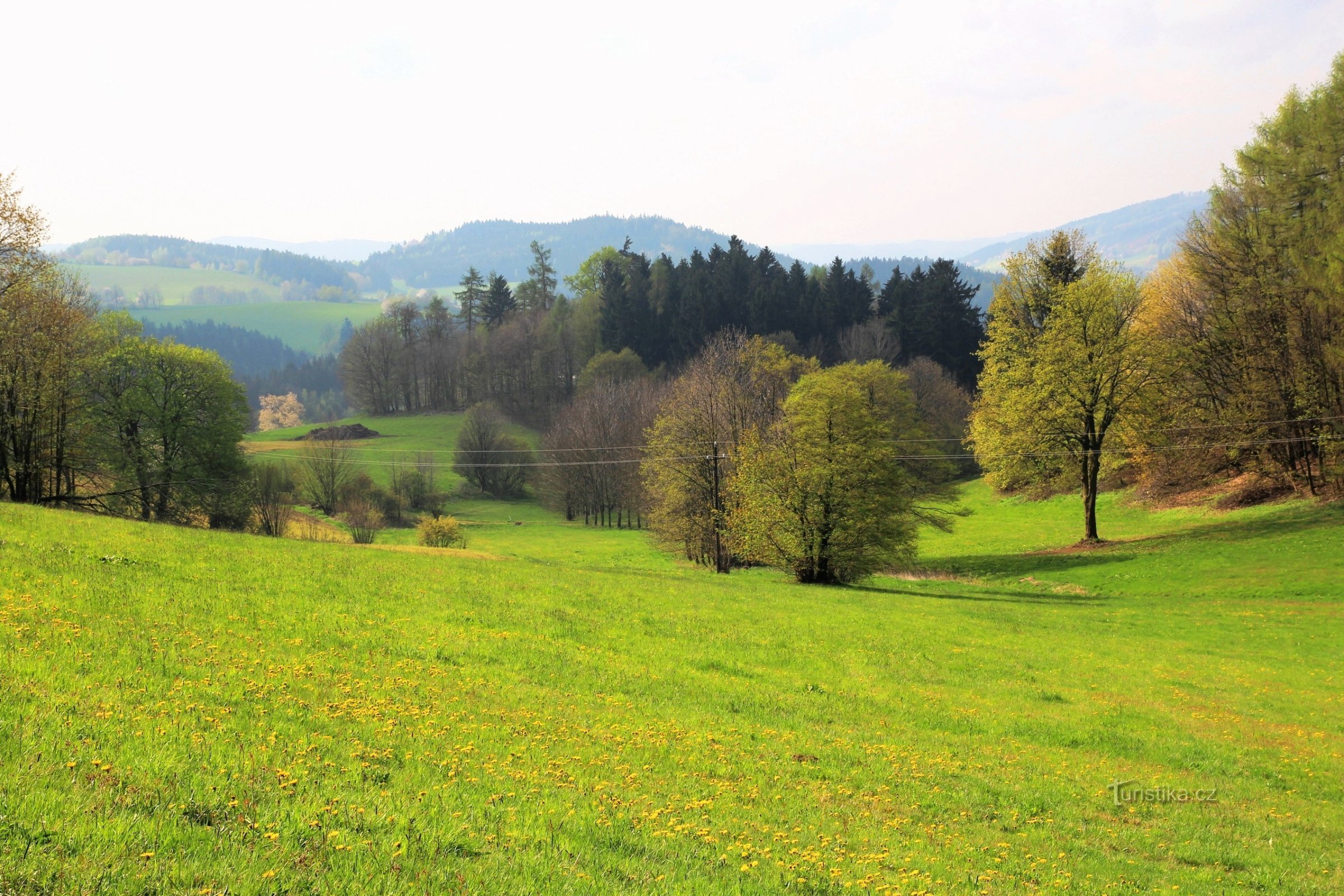 I närheten av Stoleťák finns vidsträckta ängar, drag och små skogar