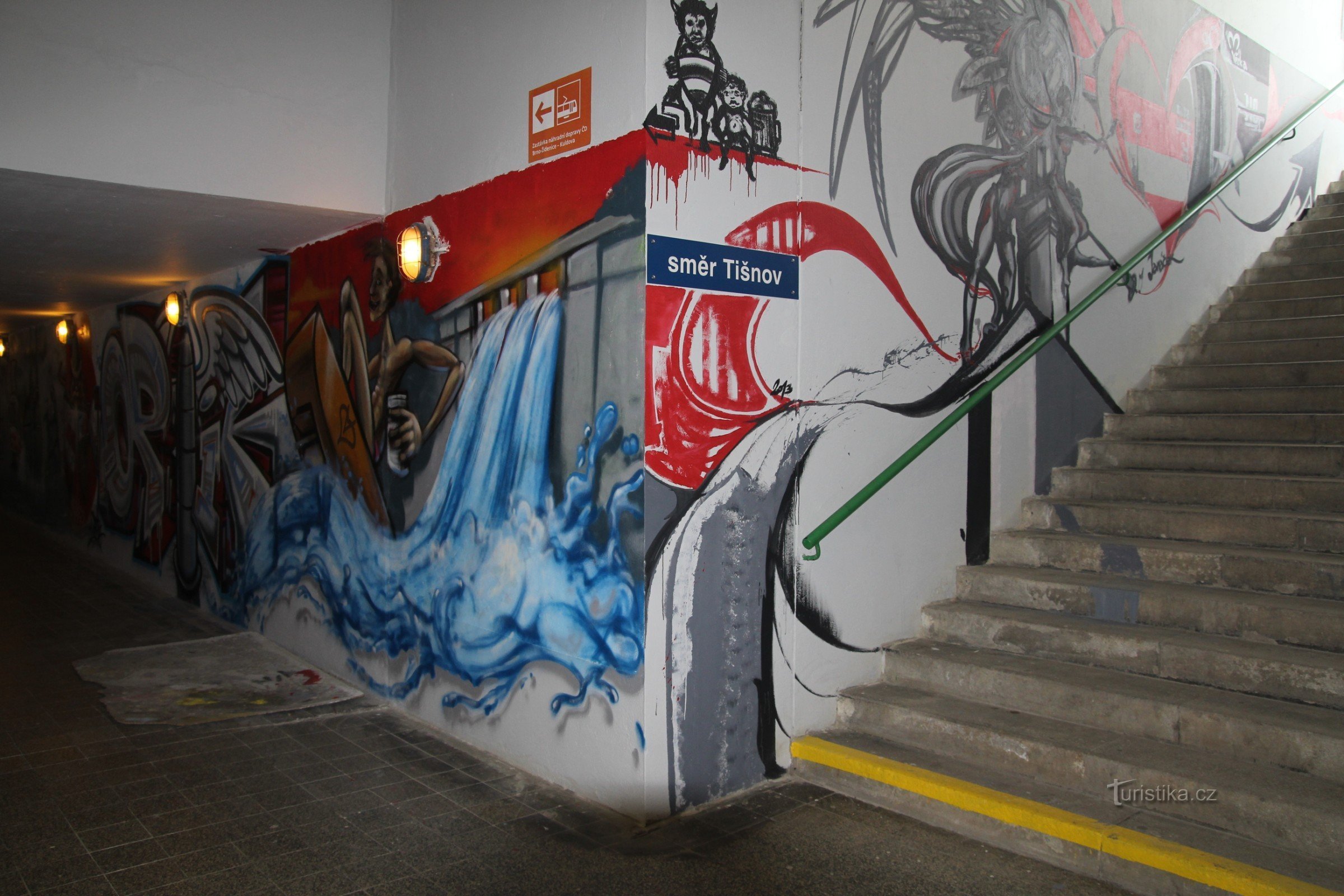 Dans le passage souterrain sous la gare de Židen