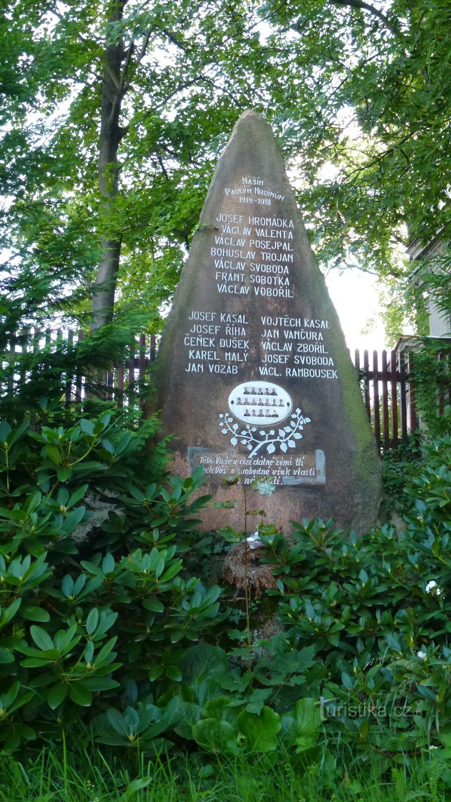 17 namen zijn gegraveerd in het monument