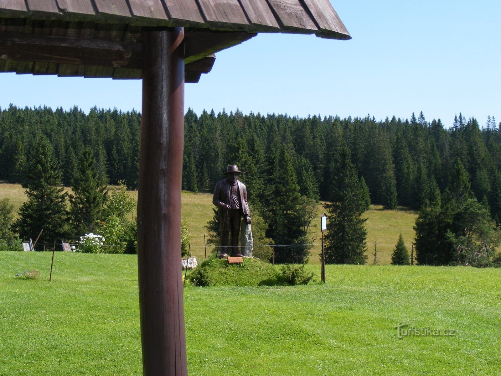 V ozadju lesena skulptura Seppa Rankla (avgust 2008)