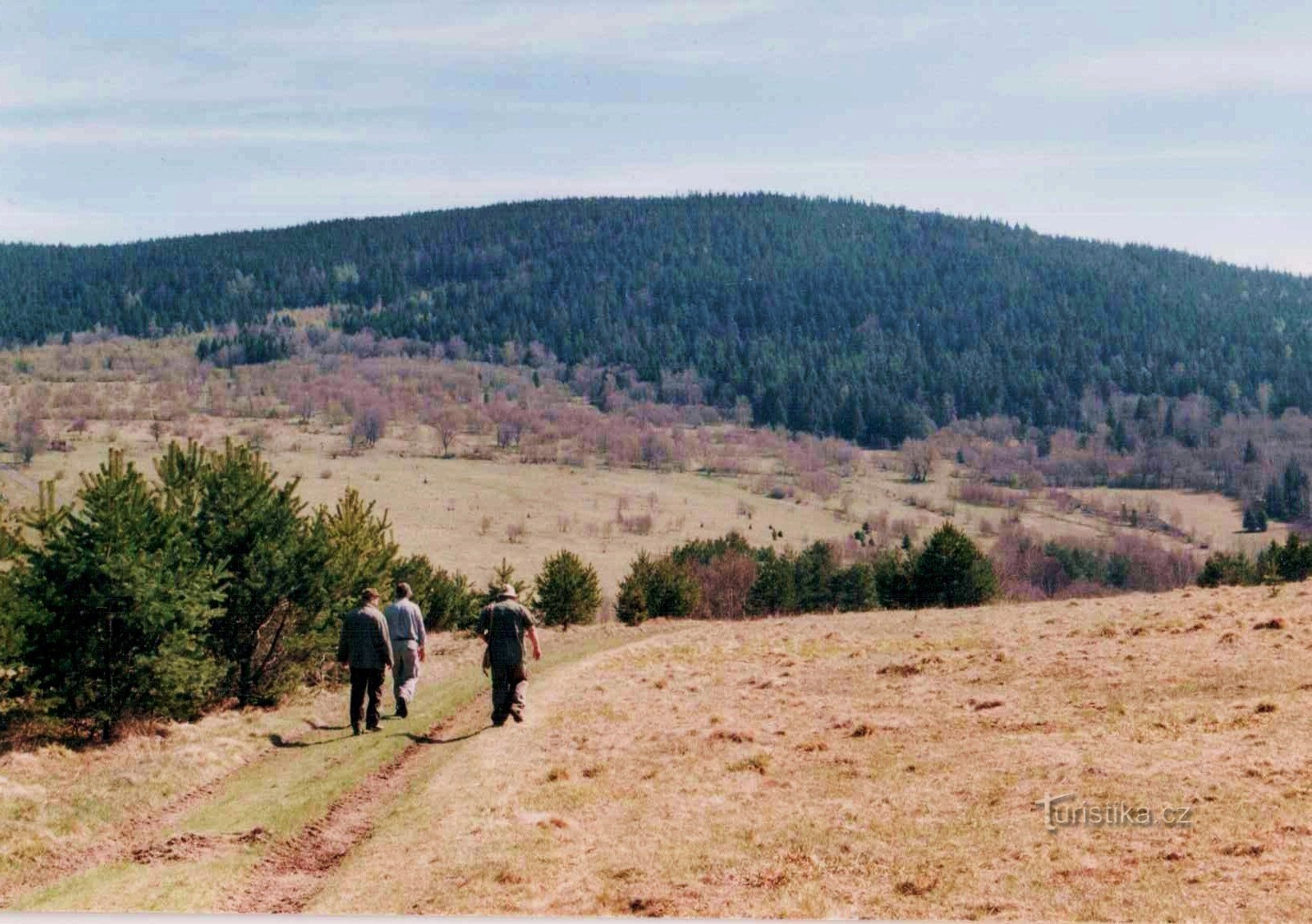 背景中的 Křemelná 山，左边曾经是一家酒吧