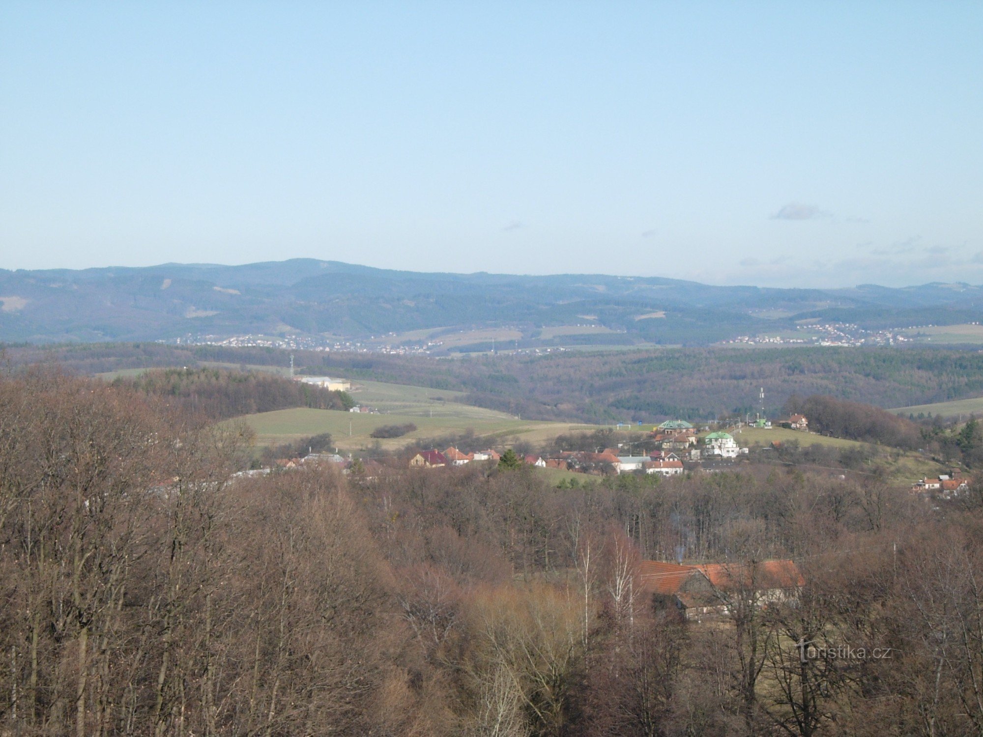 背景是 Hostýnská vrchy，前景是 Jaroslavice 村