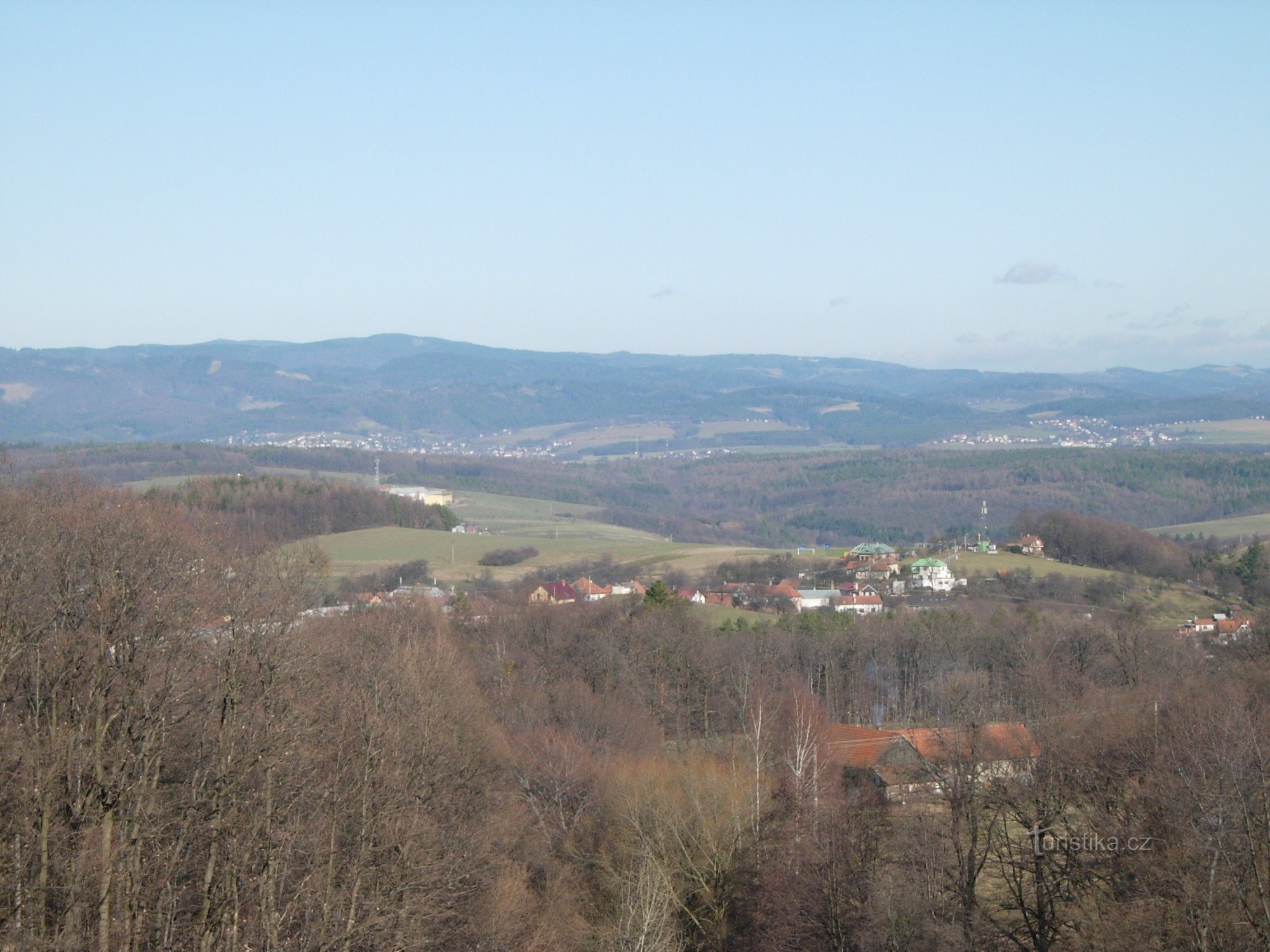 W tle Hostýnská vrchy, na pierwszym planie wieś Jaroslavice