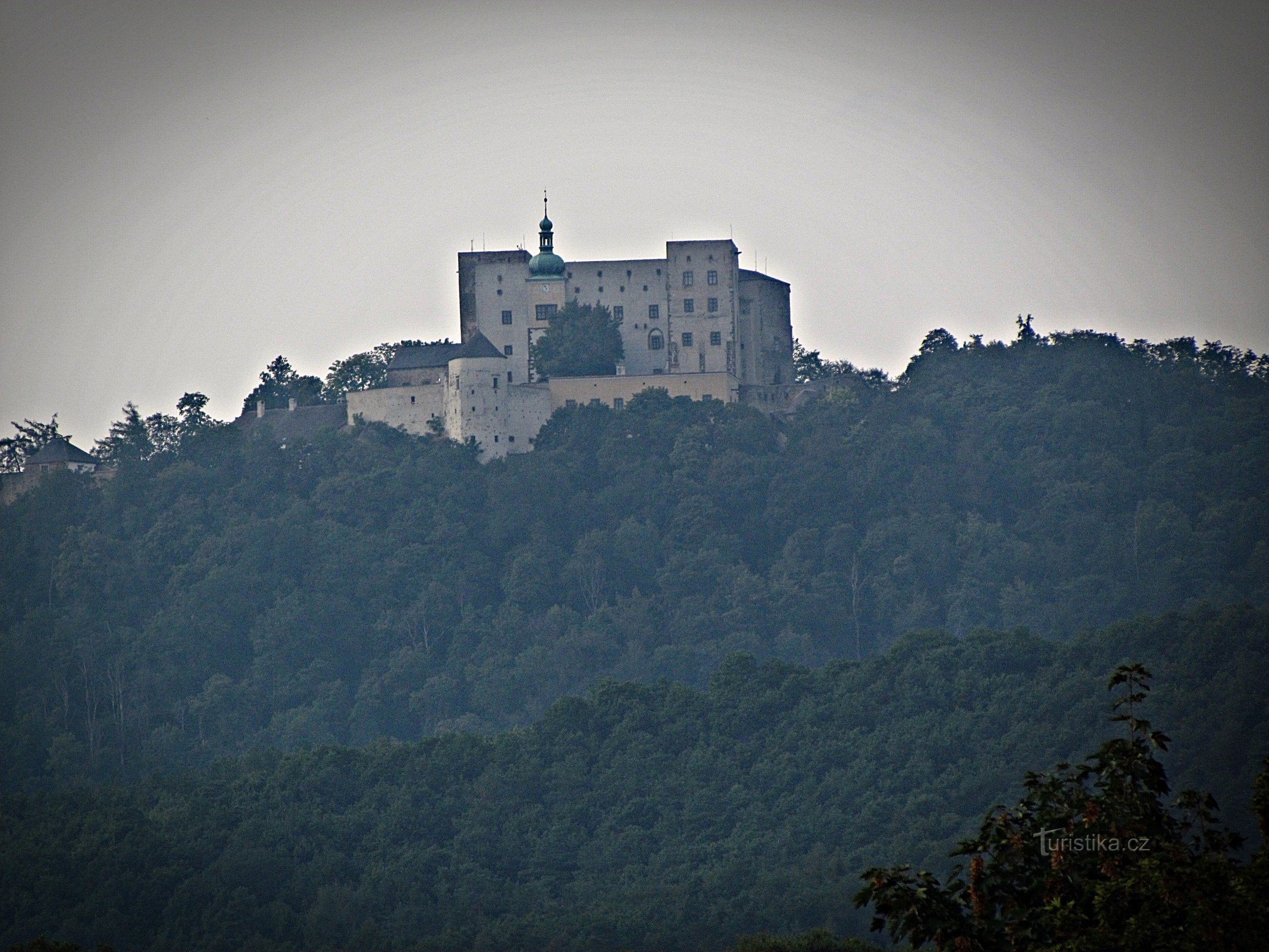 Castillo Buchlov en el fondo