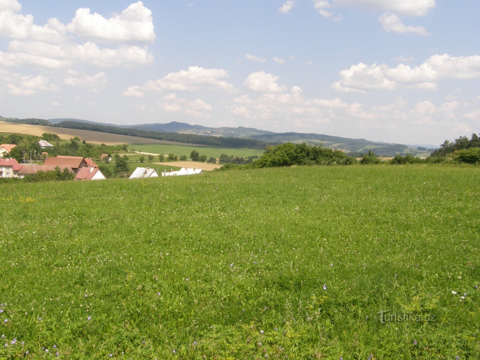 Im Hintergrund Hradisko und Pulčín von der Lačnovský Kirche