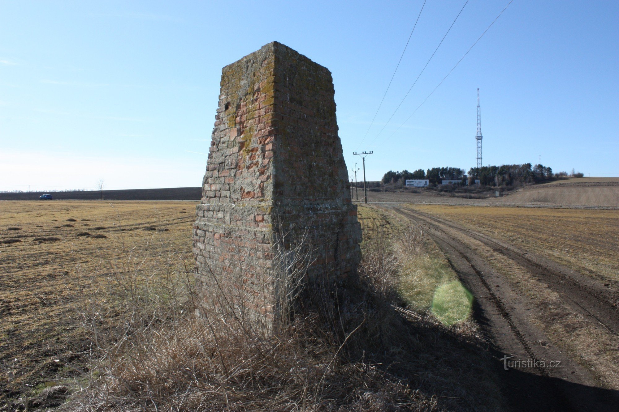 Sullo sfondo della torre, il trasmettitore di comunicazioni radio sul prospetto di Předina