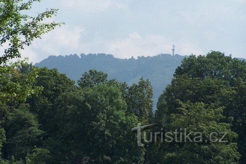 Sullo sfondo il belvedere di Sokolí vrch vicino a Dobrná