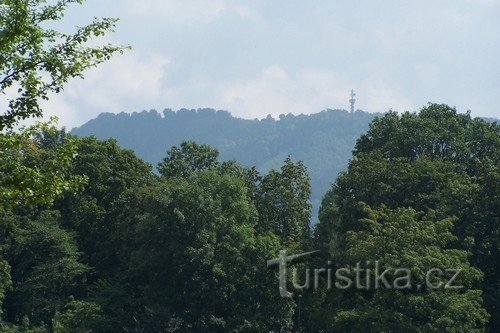 I bakgrunden Sokolí vrch lookout nära Dobrná