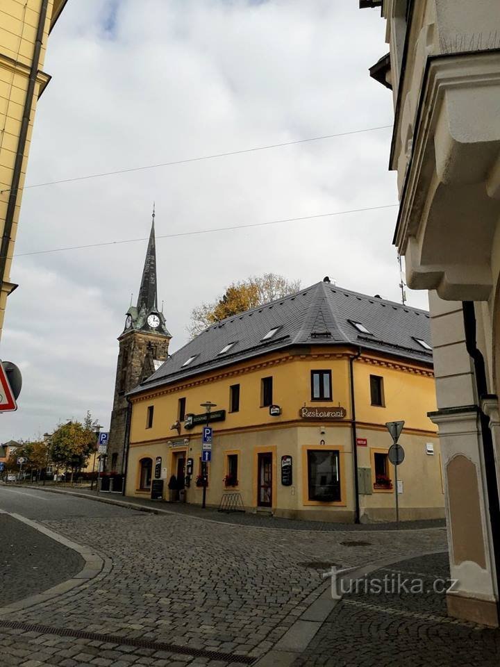 Im Hintergrund ragt der Kirchturm hervor