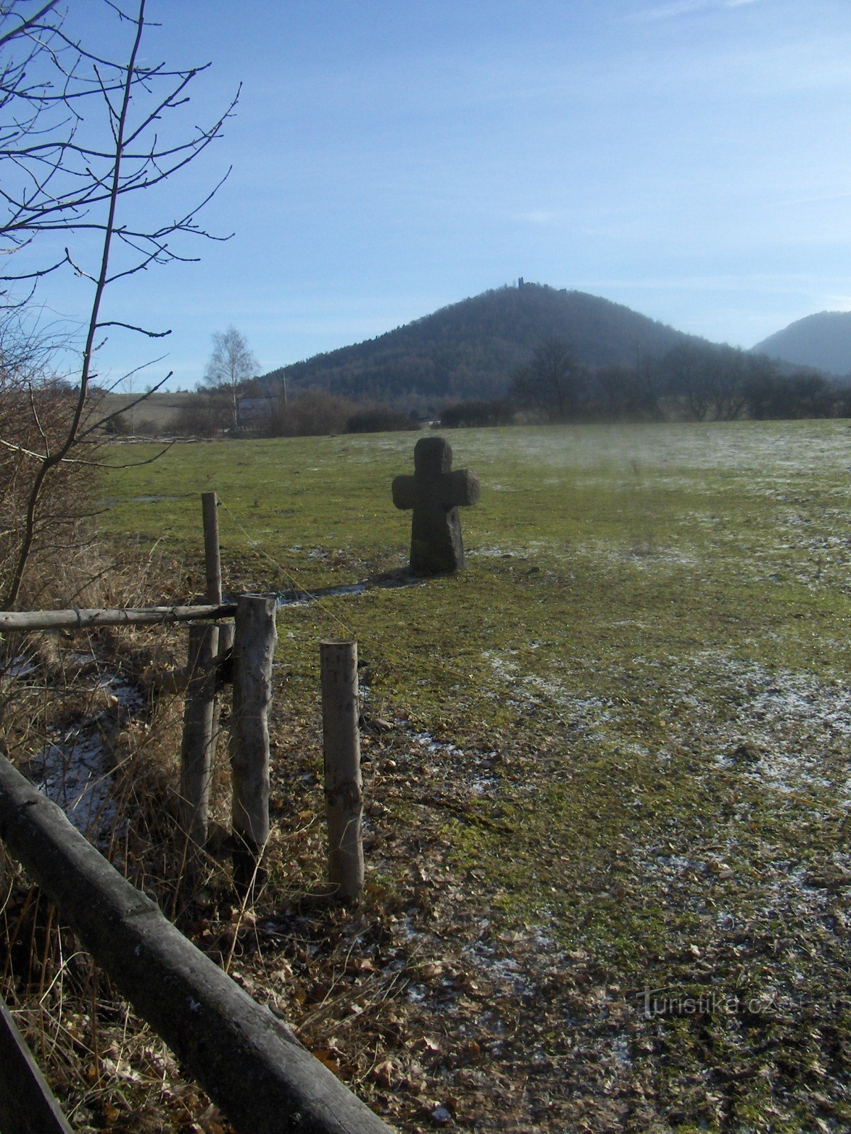 in the background the ruins of Šumburk castle