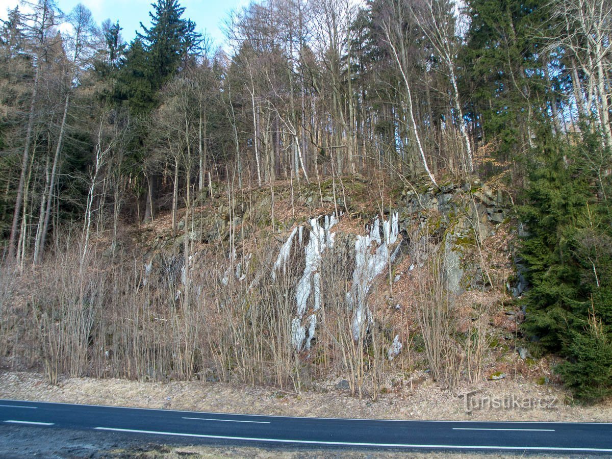 Im zeitigen Frühjahr ist die Mauer noch zu sehen