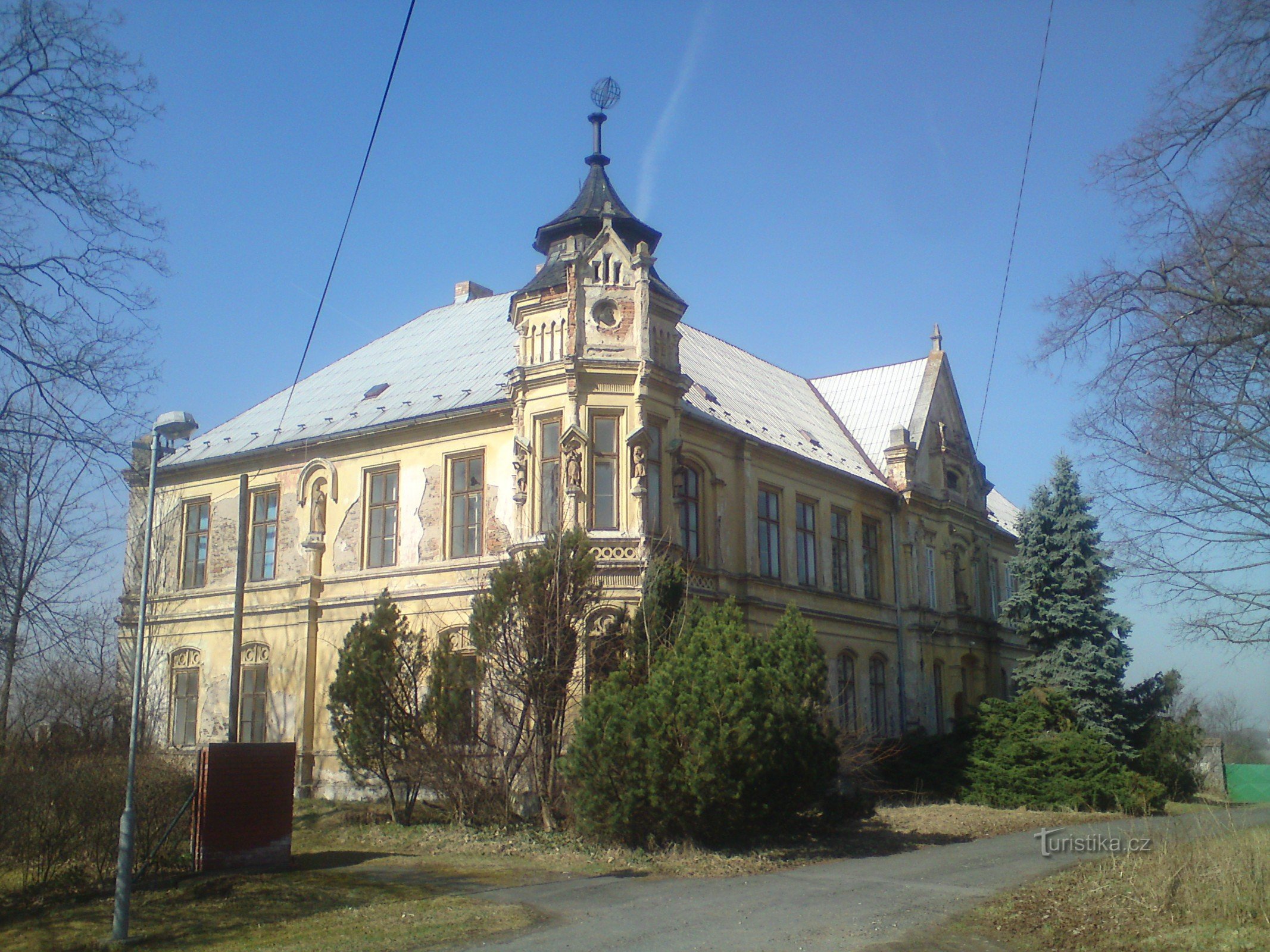 En 1694, le domaine de Zbyslav est vendu à Maximilien, comte de Thun-Hohenstein