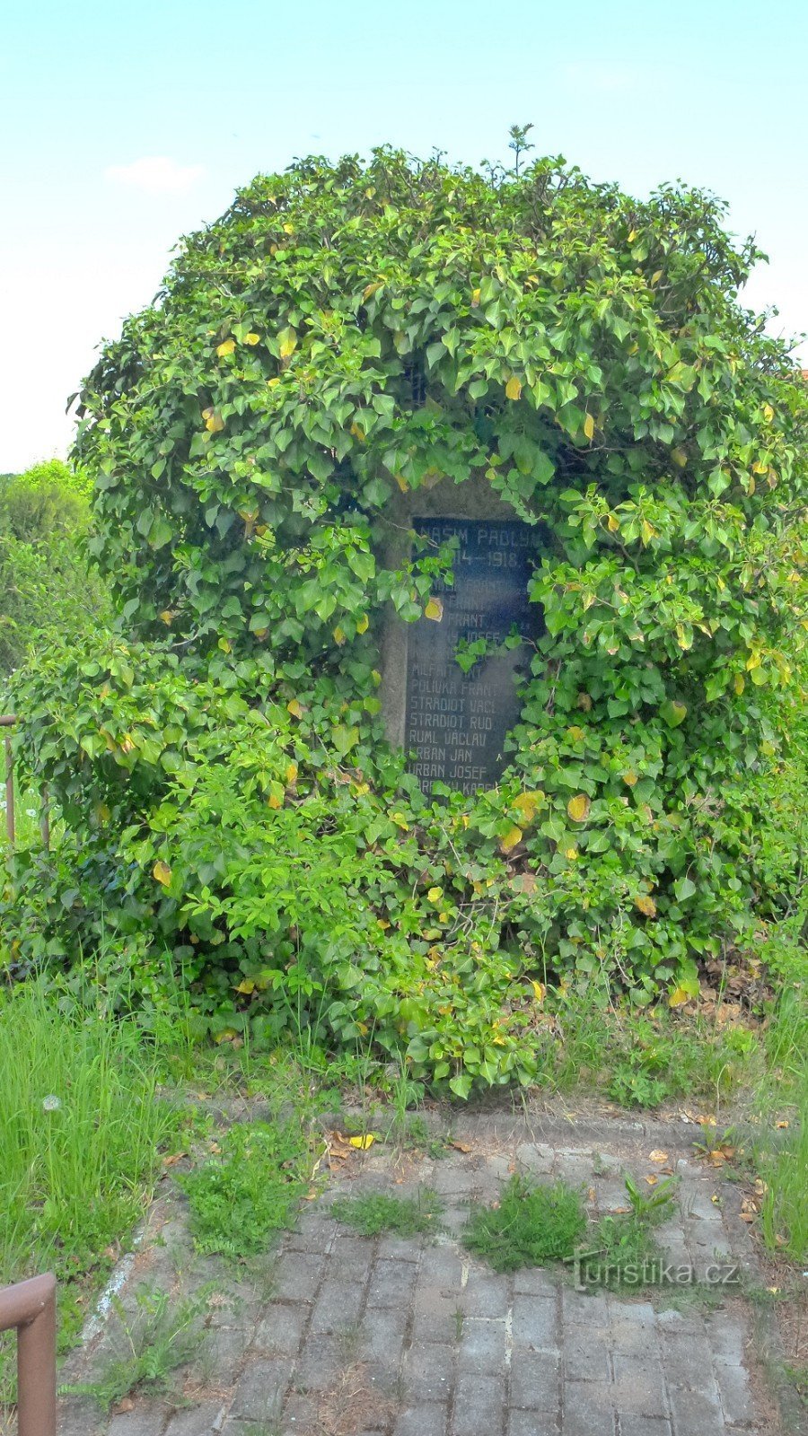 In the very heart of the village, just a few meters from the road from Choltice to Přelouč, we pass a neglected area