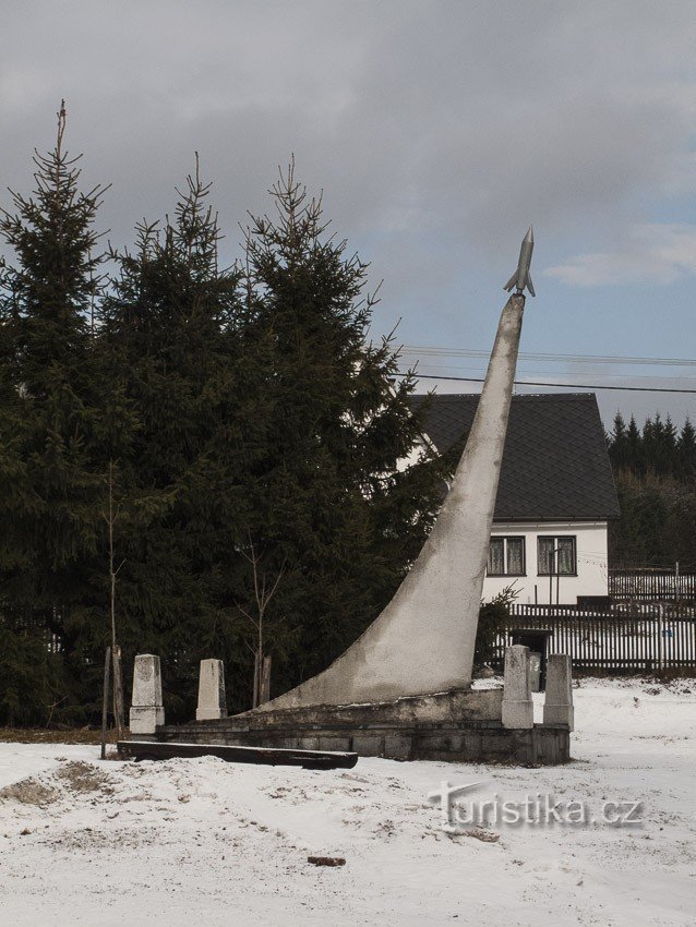 În Suché Rudná putem găsi un monument cosmic