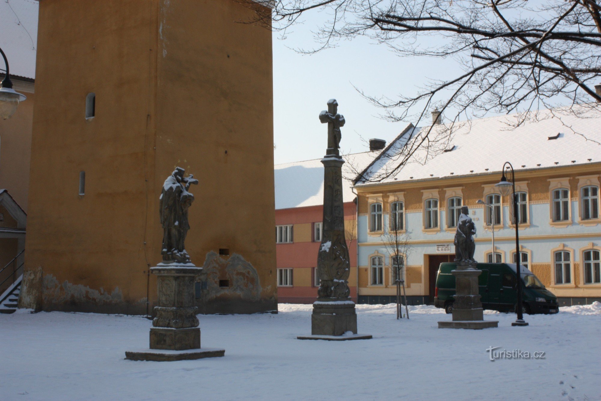 V těsní blízkosti kostea stojí sv. Jana Nepomuckého a sv. Františka Xaverského
