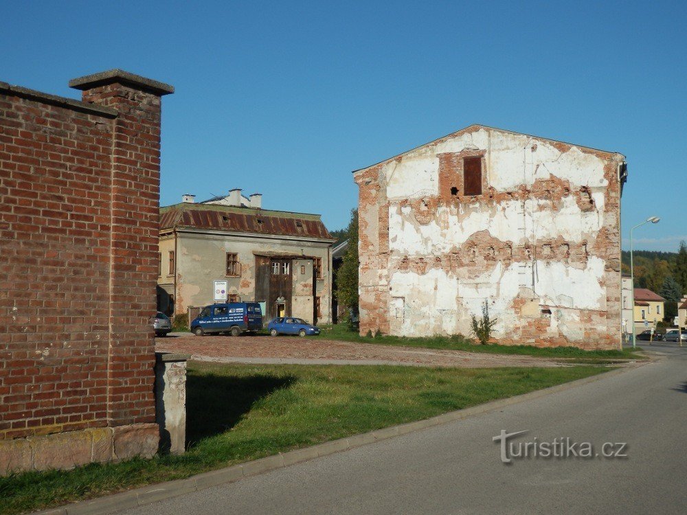 V tem prostoru je do leta 2000 stal Měšťanský pivovar