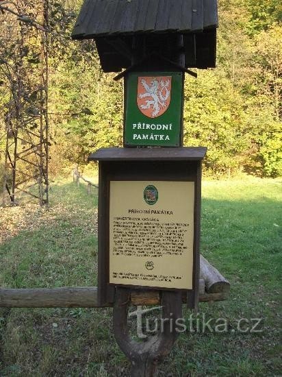 In Tiché an der Straße vor dem Wasserfall