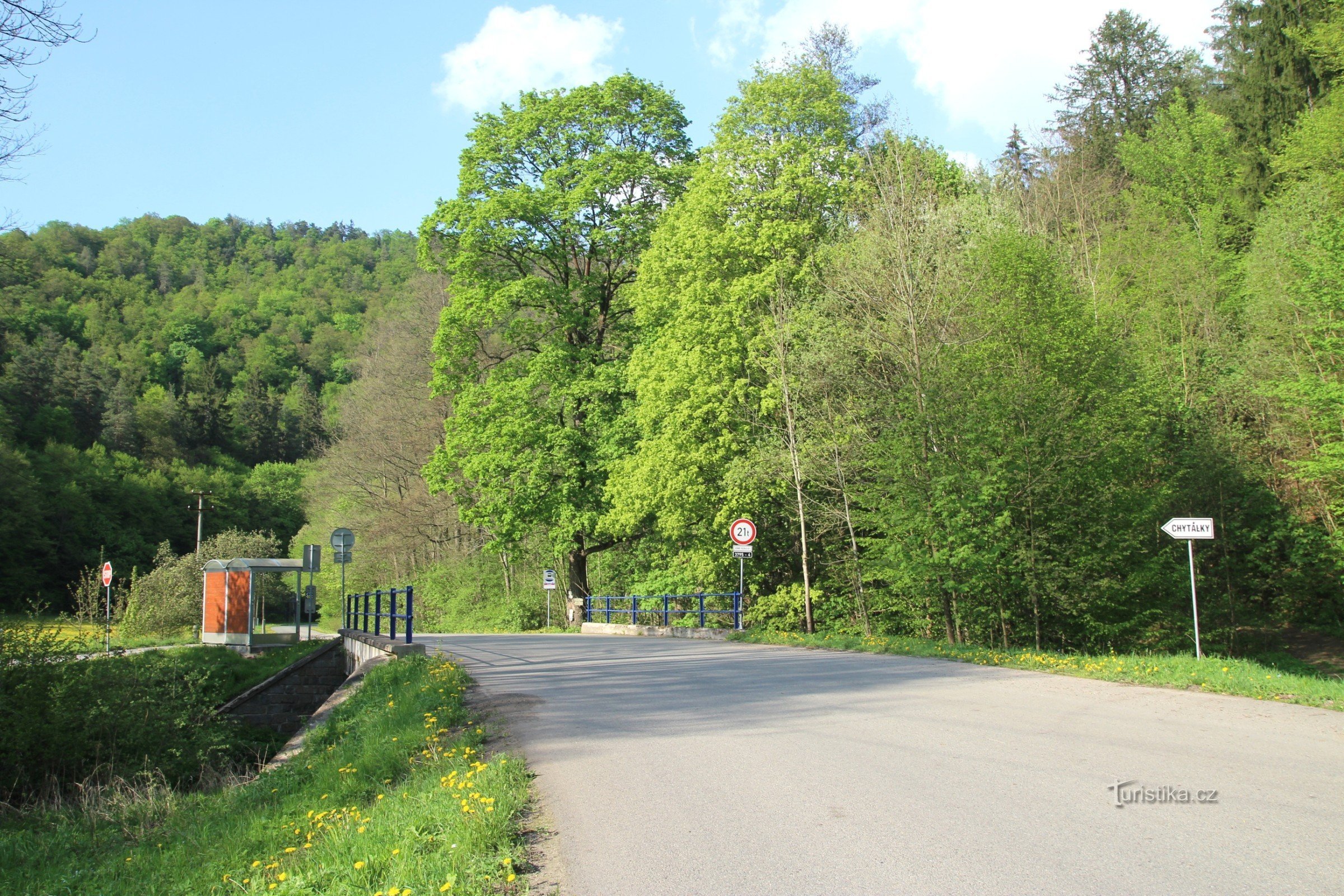 Dans la vallée de Libochovka à la jonction de Chytálka, bus