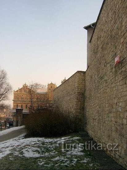 Pod Šancemi 通り: Ohře 川沿いの壁の北部。