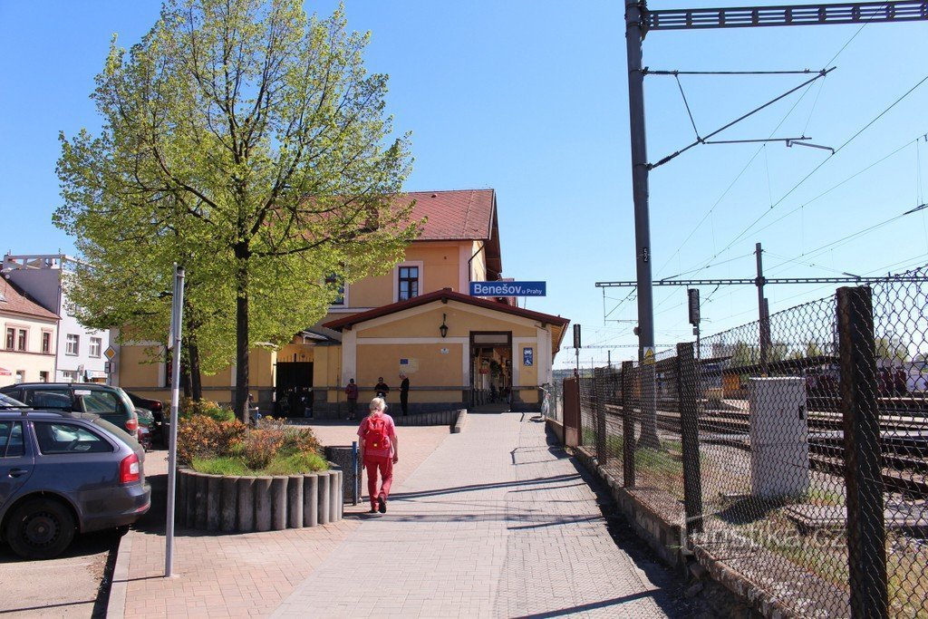 In de straat voor het station