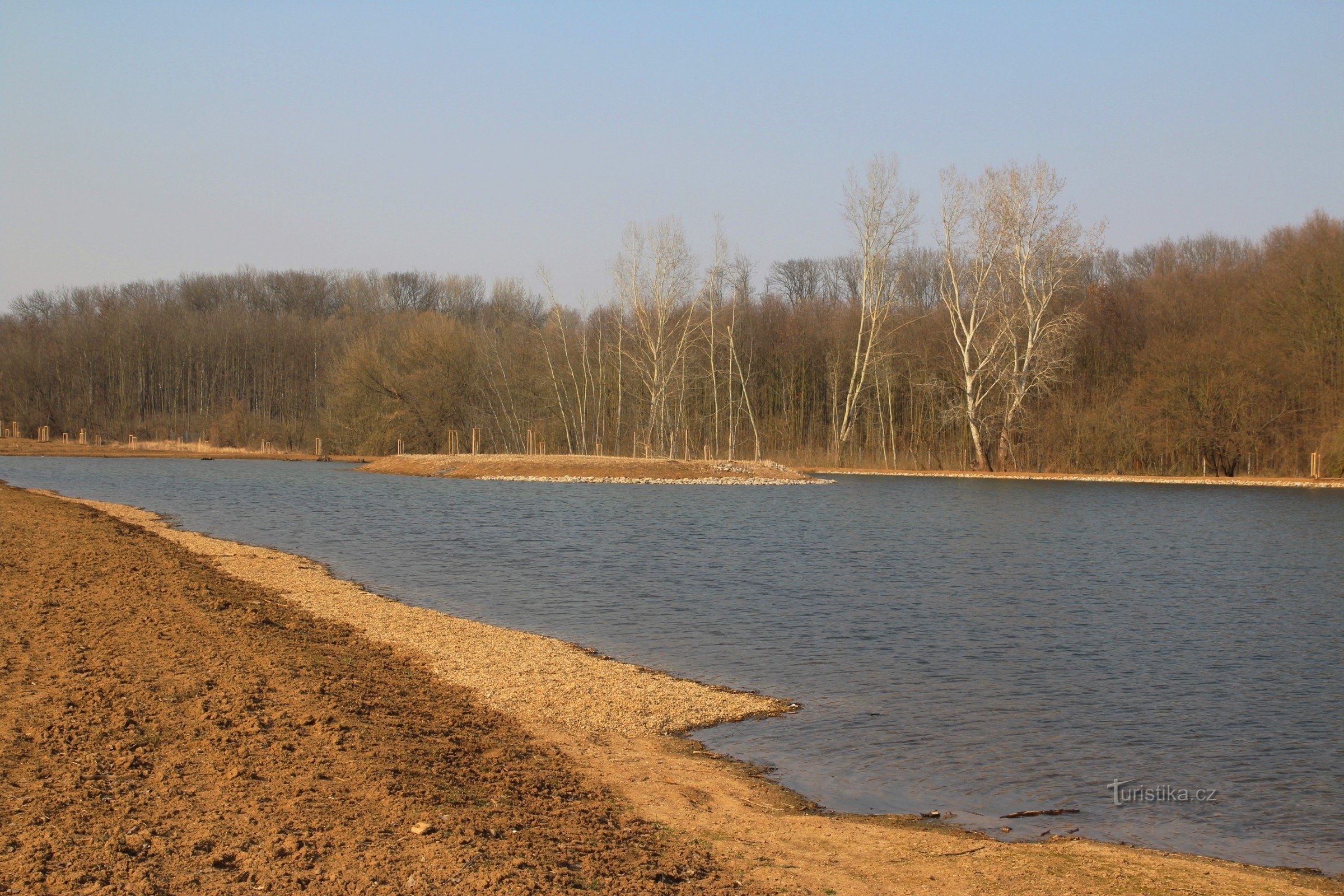 O mică insulă este construită în iazul din spate, iar Rajhr este răspândit dincolo de iaz