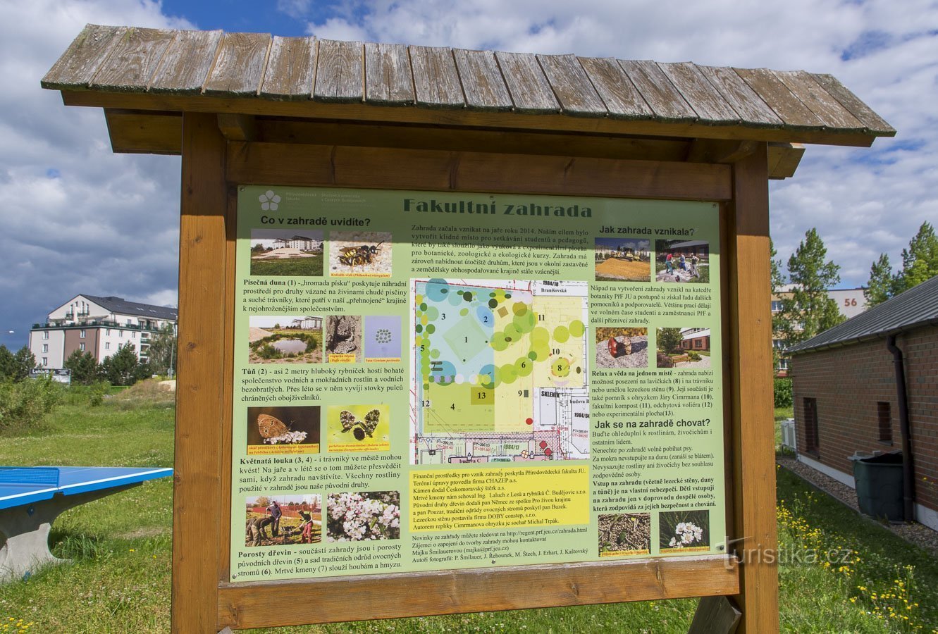 También hay un tablero educativo en el jardín.