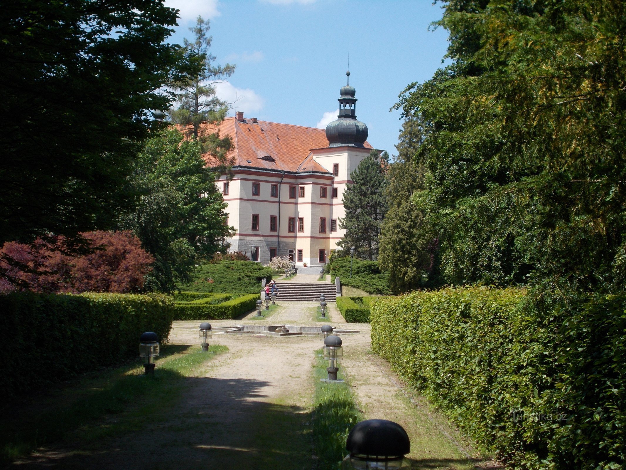 I slottsträdgården