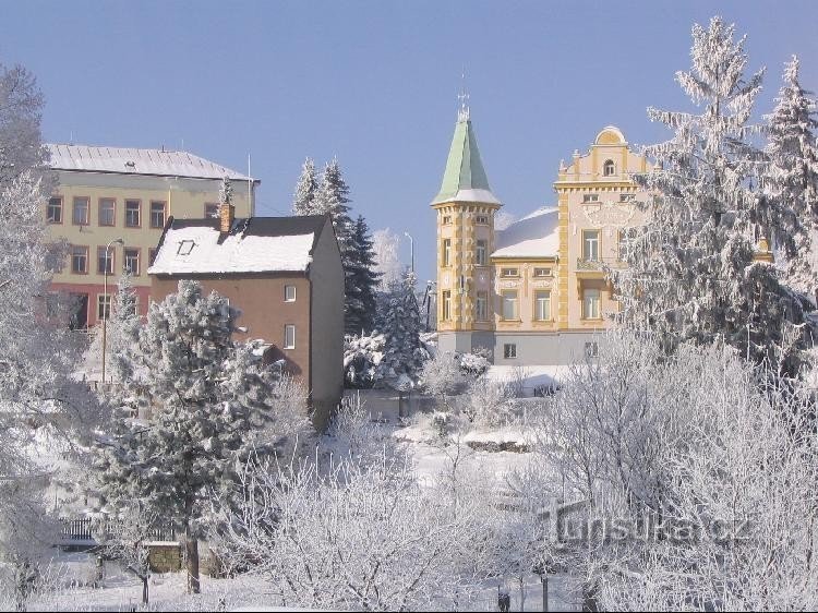 In winter: School on the left, Česká Spořitelna on the right. www.svetlans.arez.net